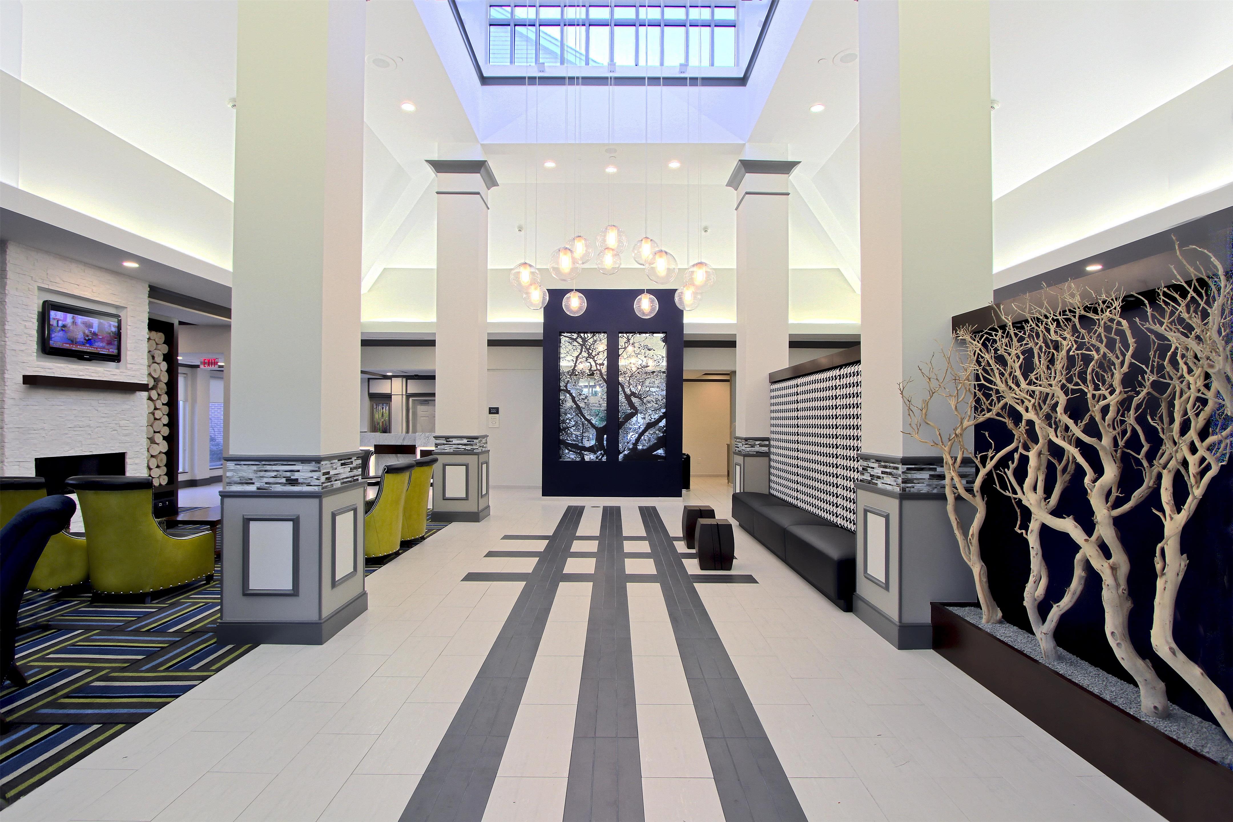 Lobby | Hilton Garden Inn Westbury