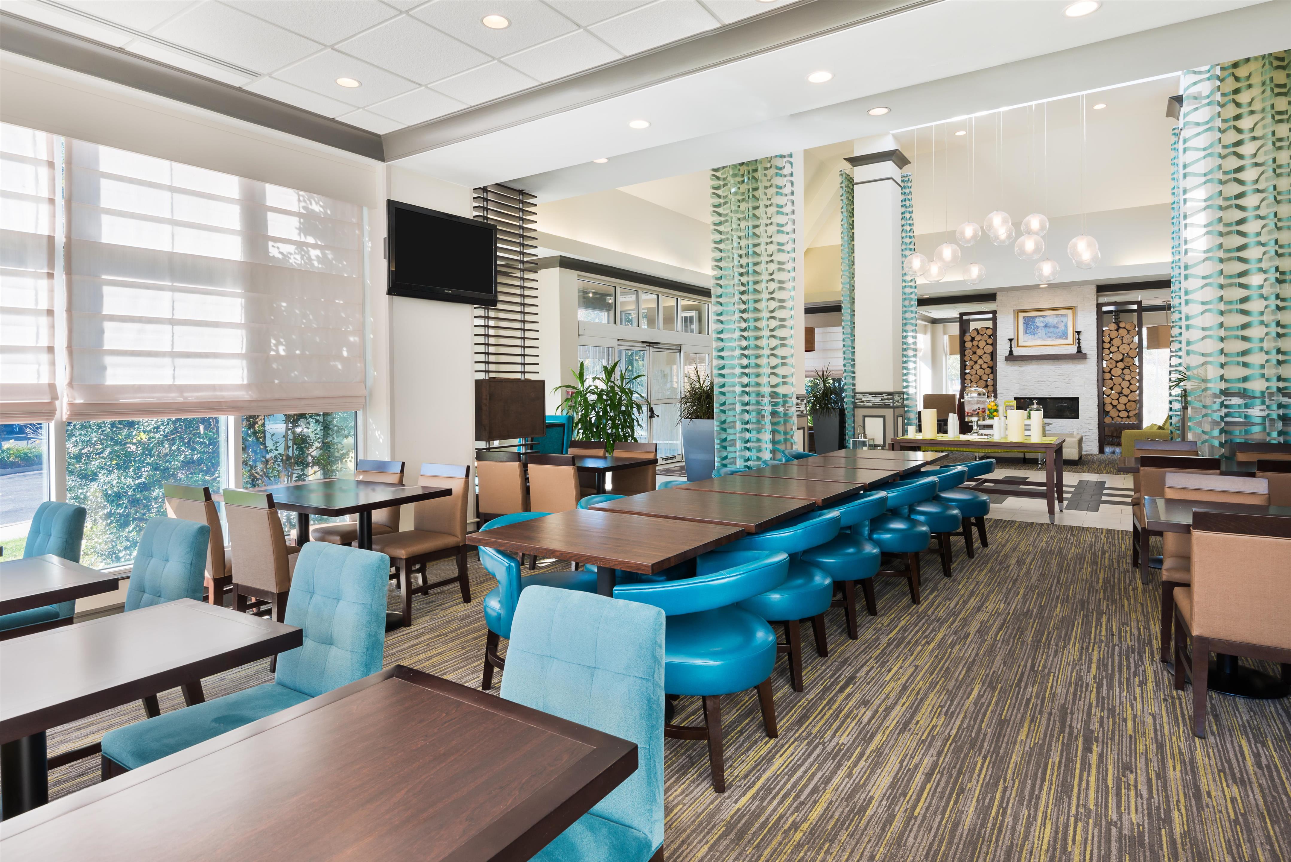 Restaurant | Hilton Garden Inn Westbury