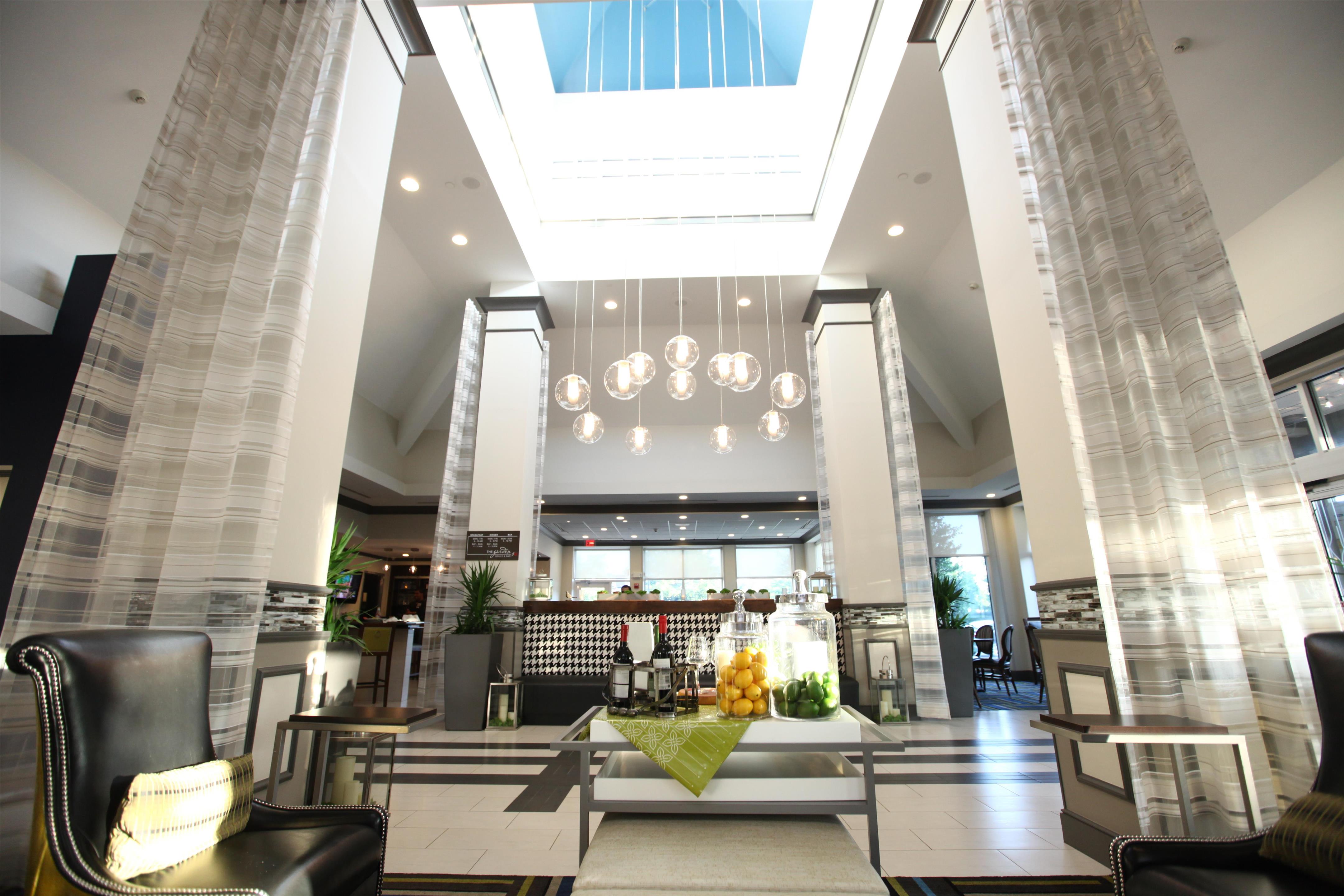 Lobby | Hilton Garden Inn Westbury
