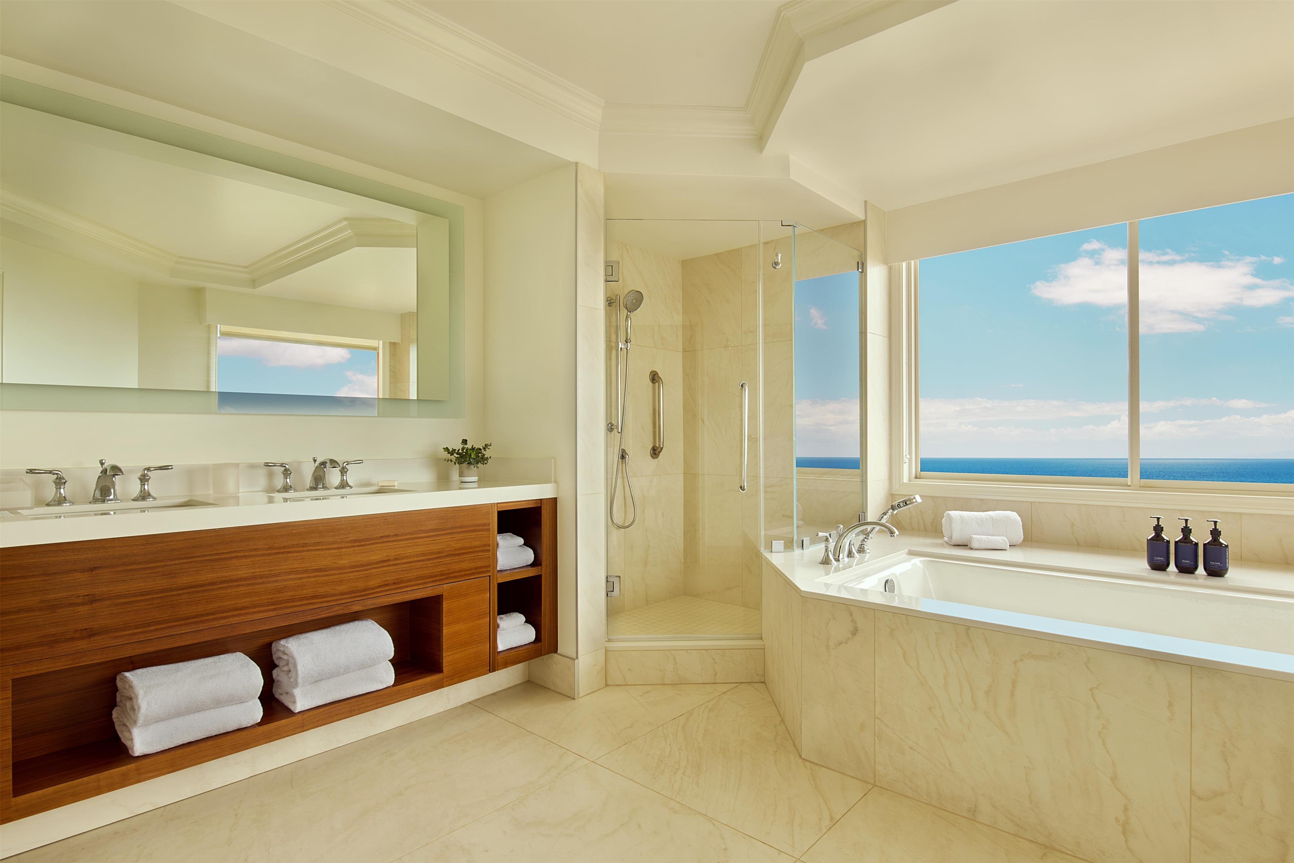 Deluxe Suite - 1 King Bed + Molokini Suite