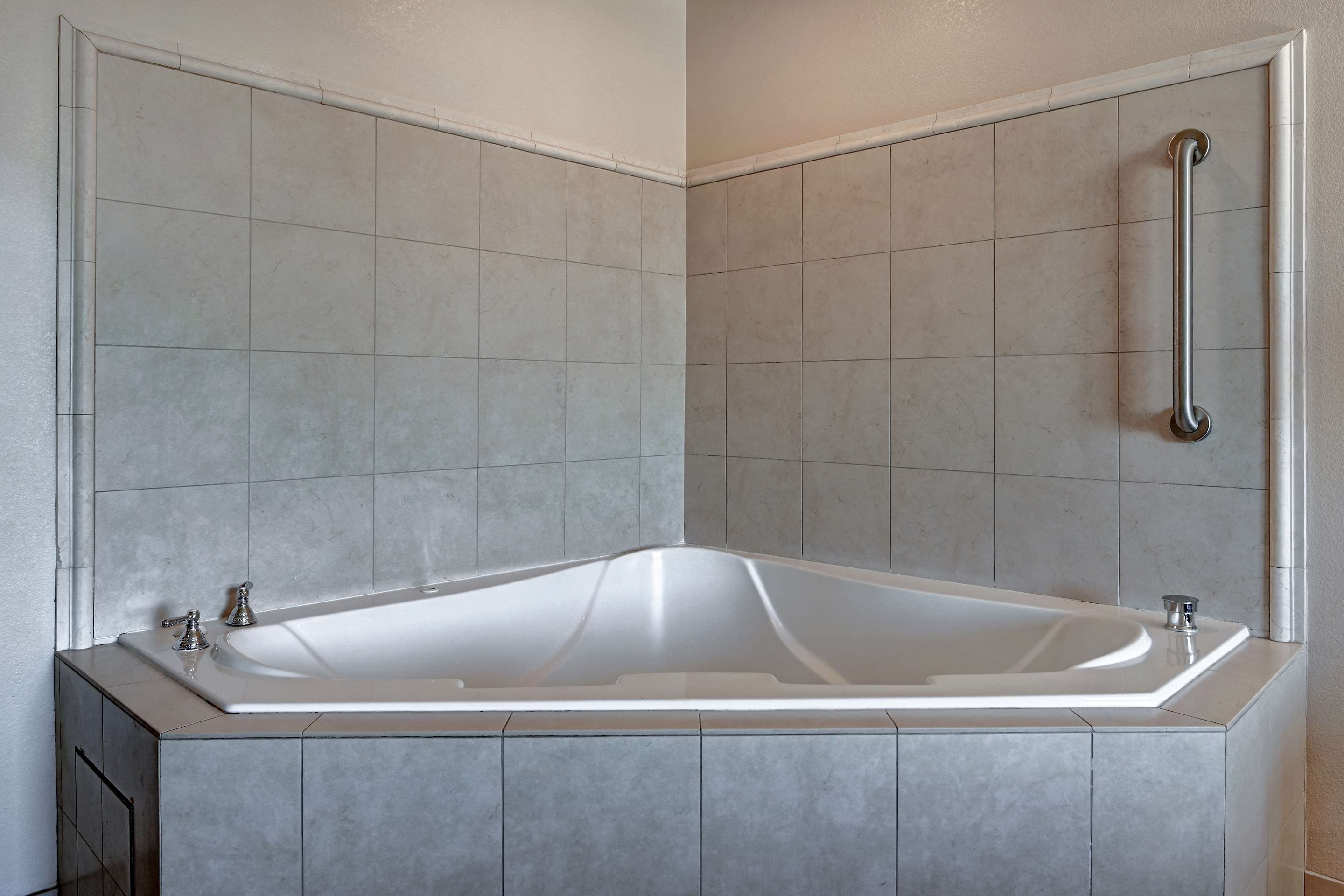 Guest room bath