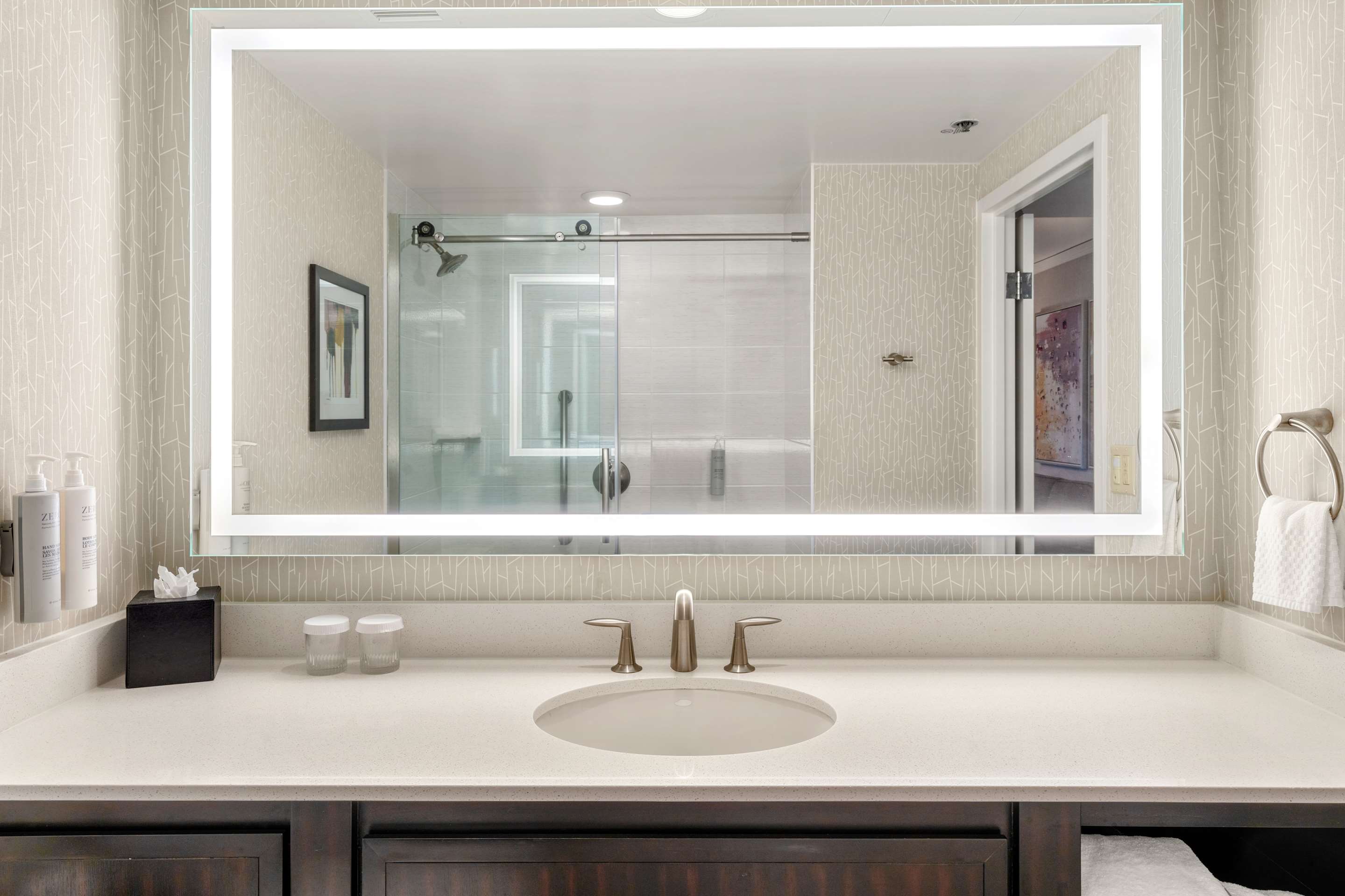 Guest room bath