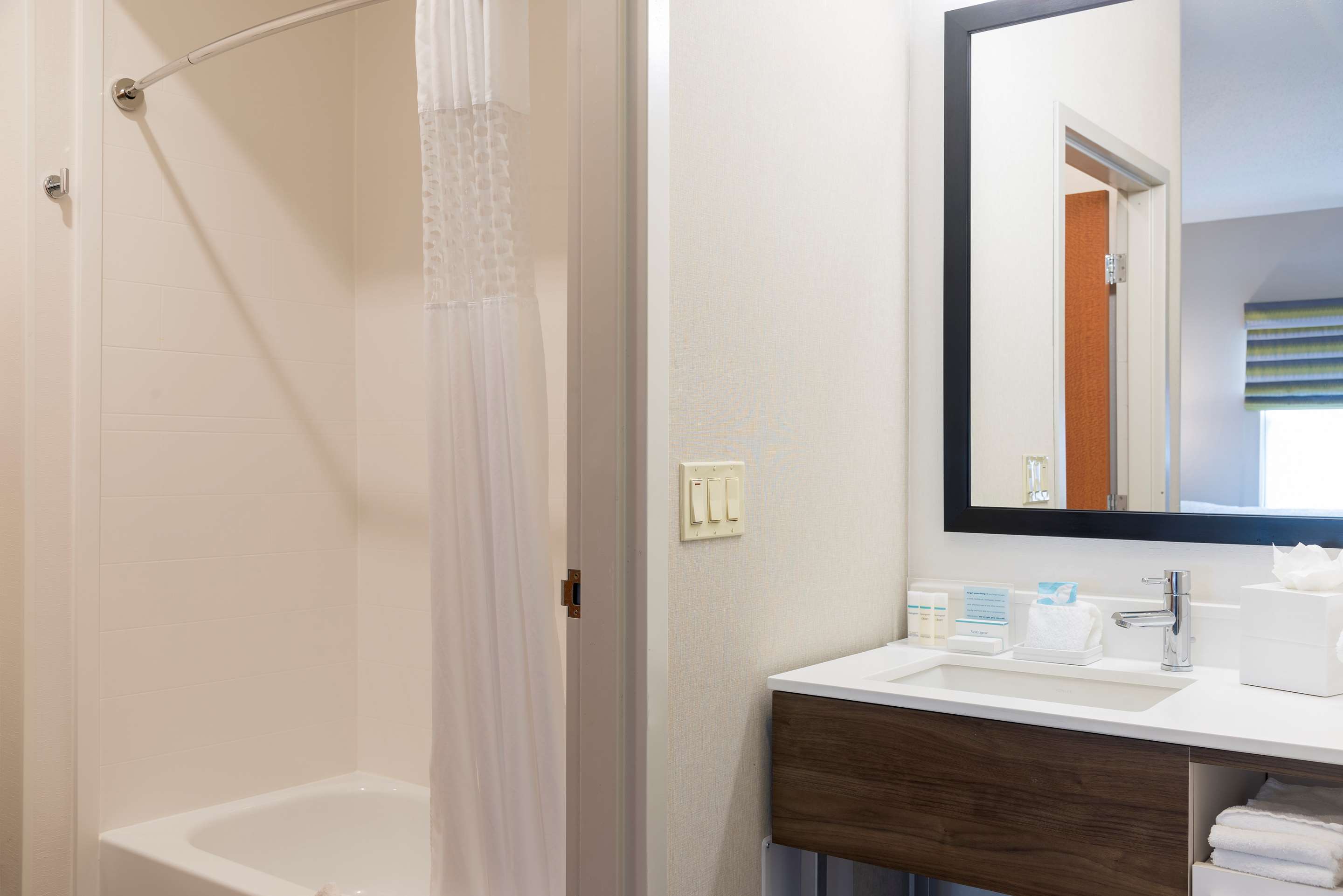 Guest room bath