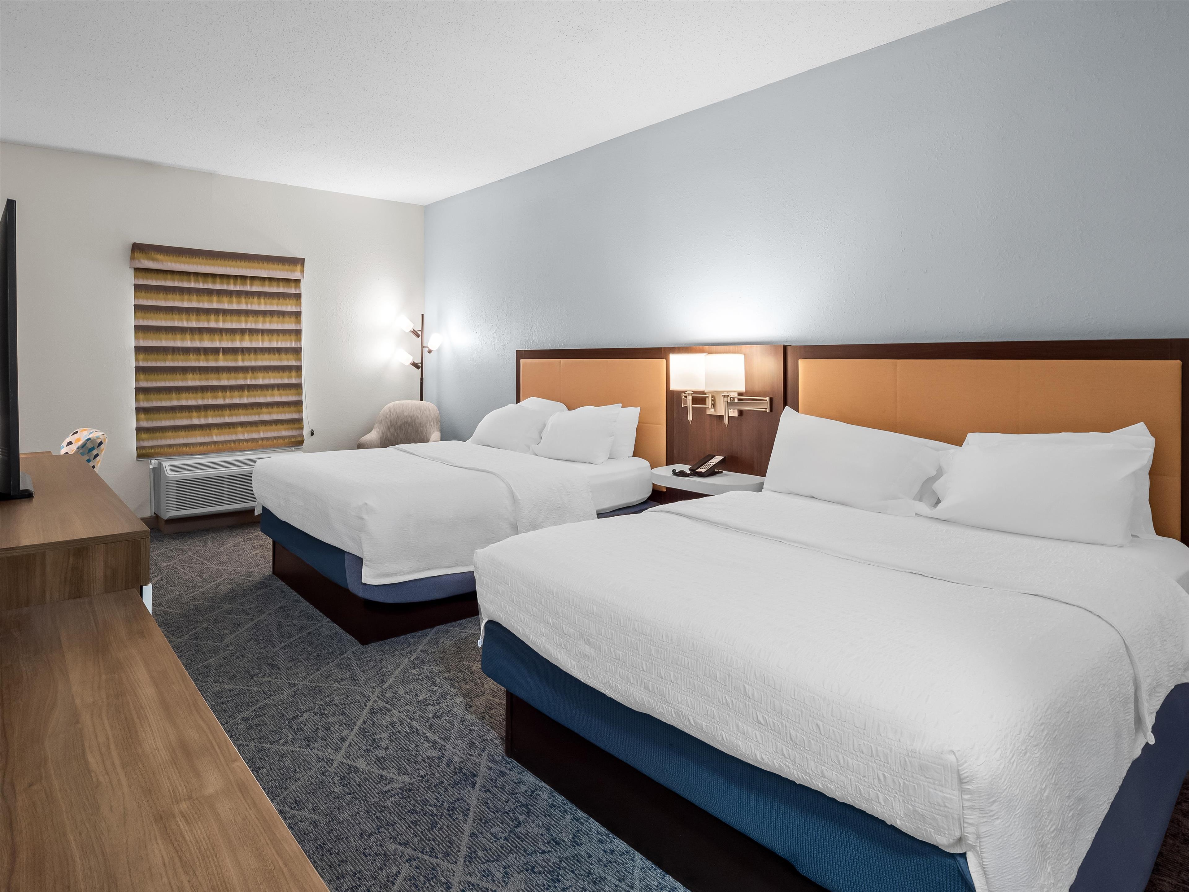 Guest room | Hampton Inn & Suites East Lansing/Okemos