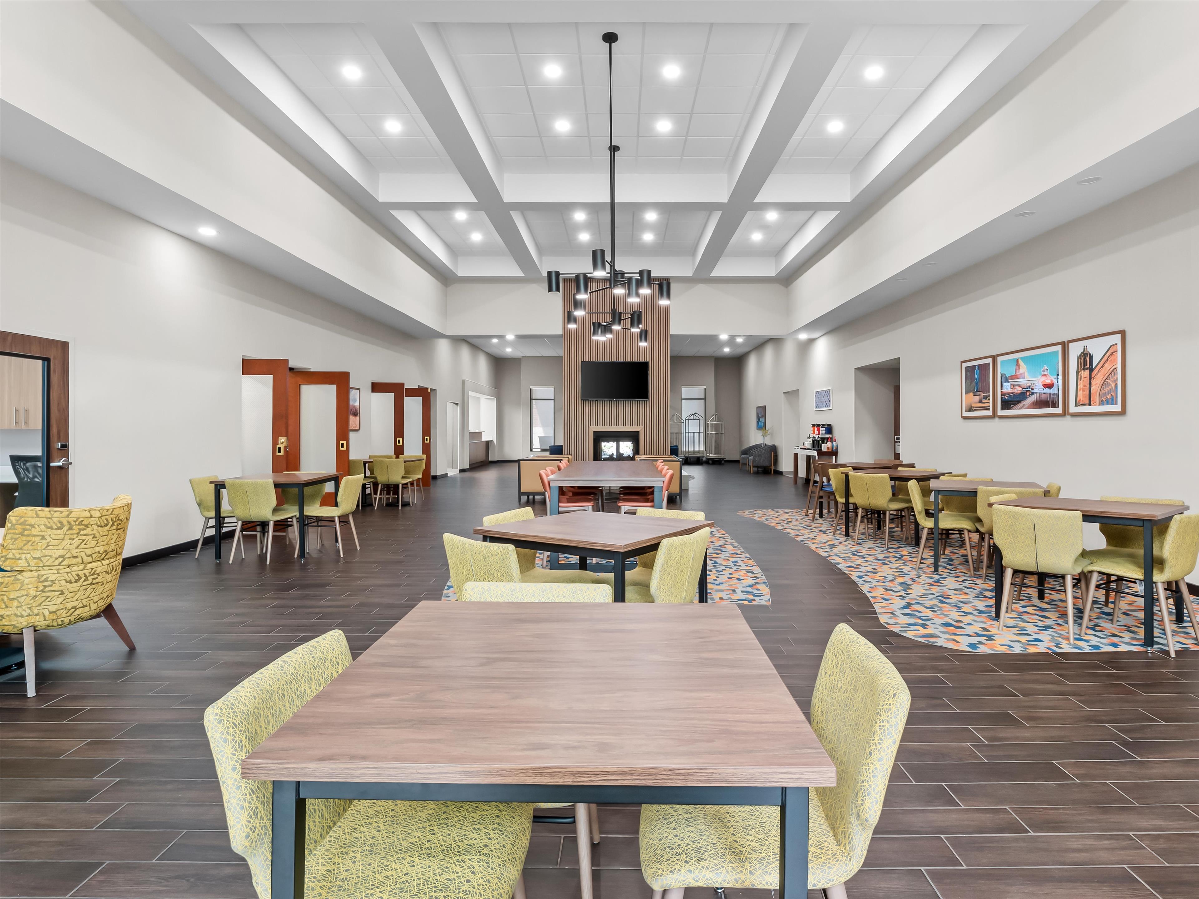 Lobby | Hampton Inn & Suites East Lansing/Okemos