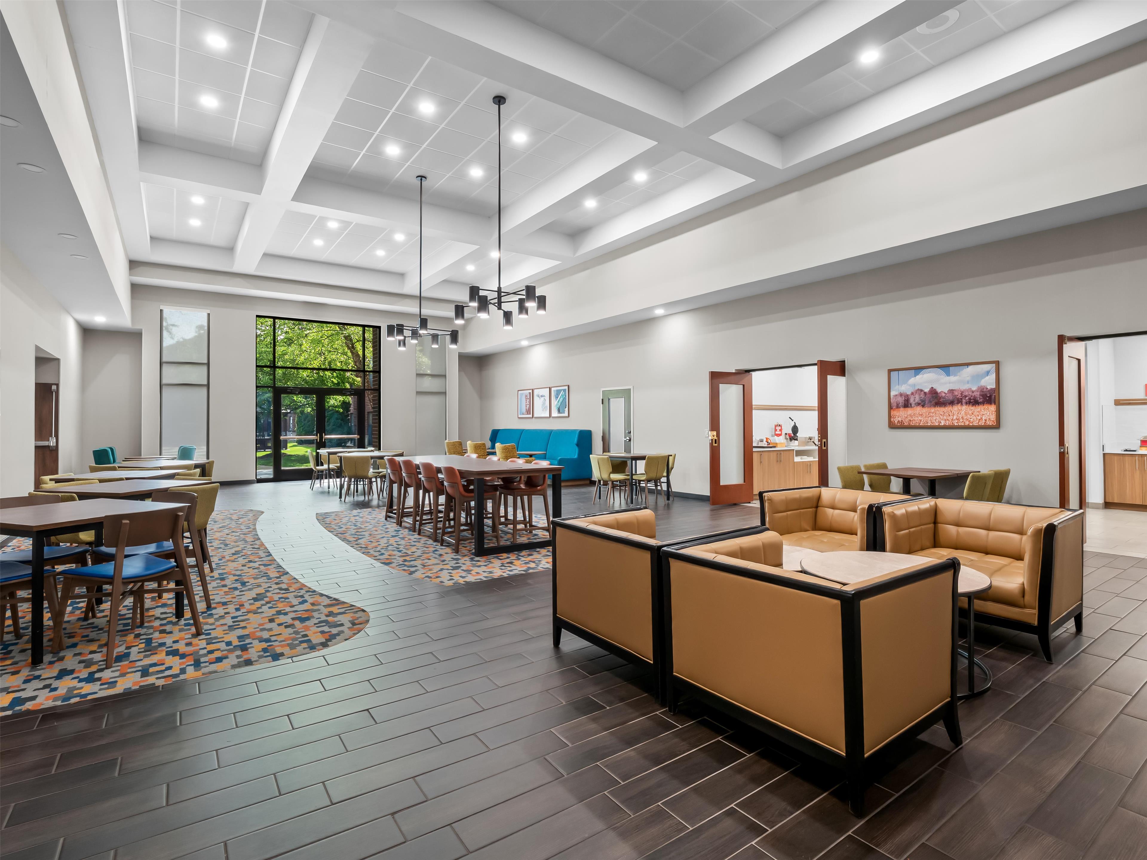 Lobby | Hampton Inn & Suites East Lansing/Okemos