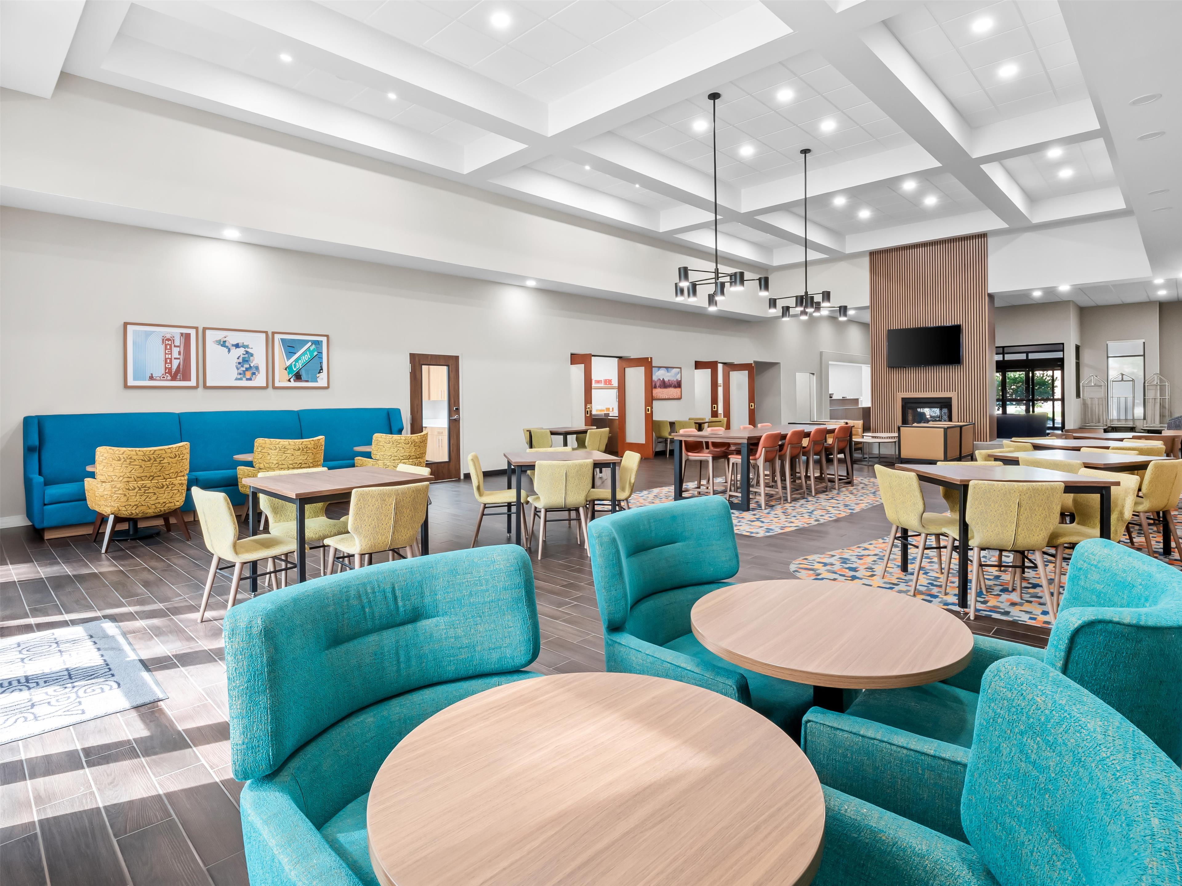Breakfast Area | Hampton Inn & Suites East Lansing/Okemos