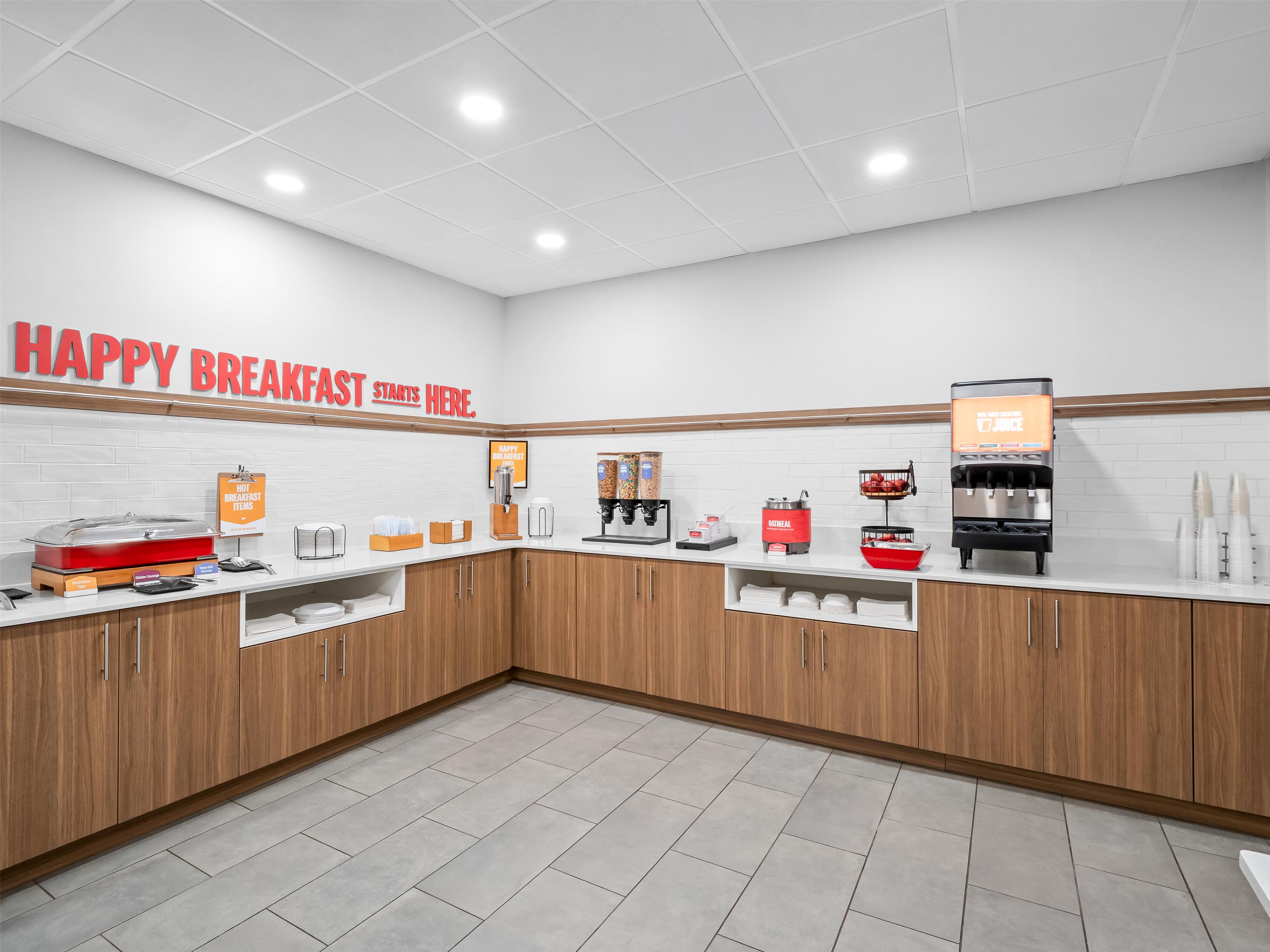 Breakfast Area | Hampton Inn & Suites East Lansing/Okemos