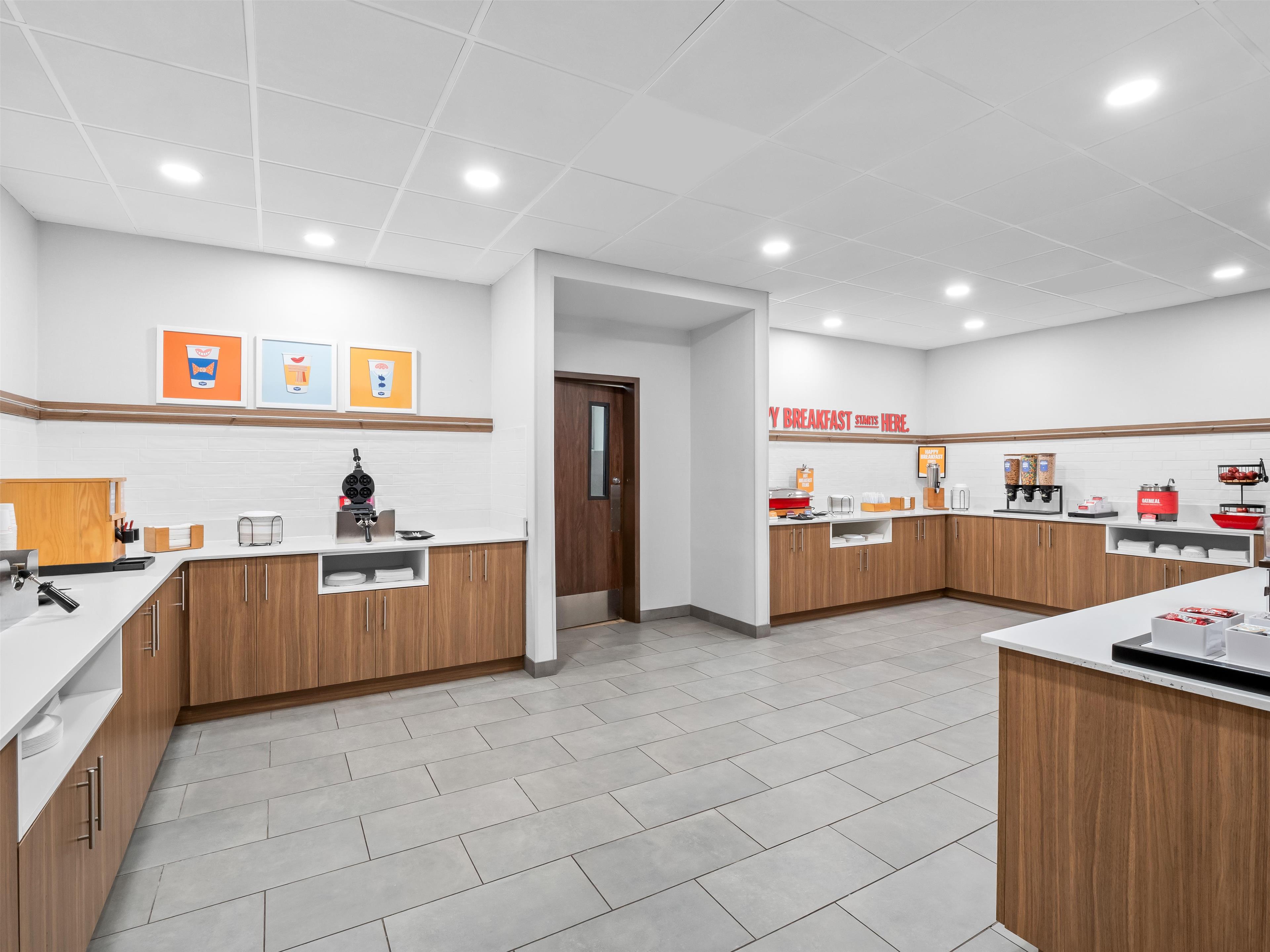 Breakfast Area | Hampton Inn & Suites East Lansing/Okemos