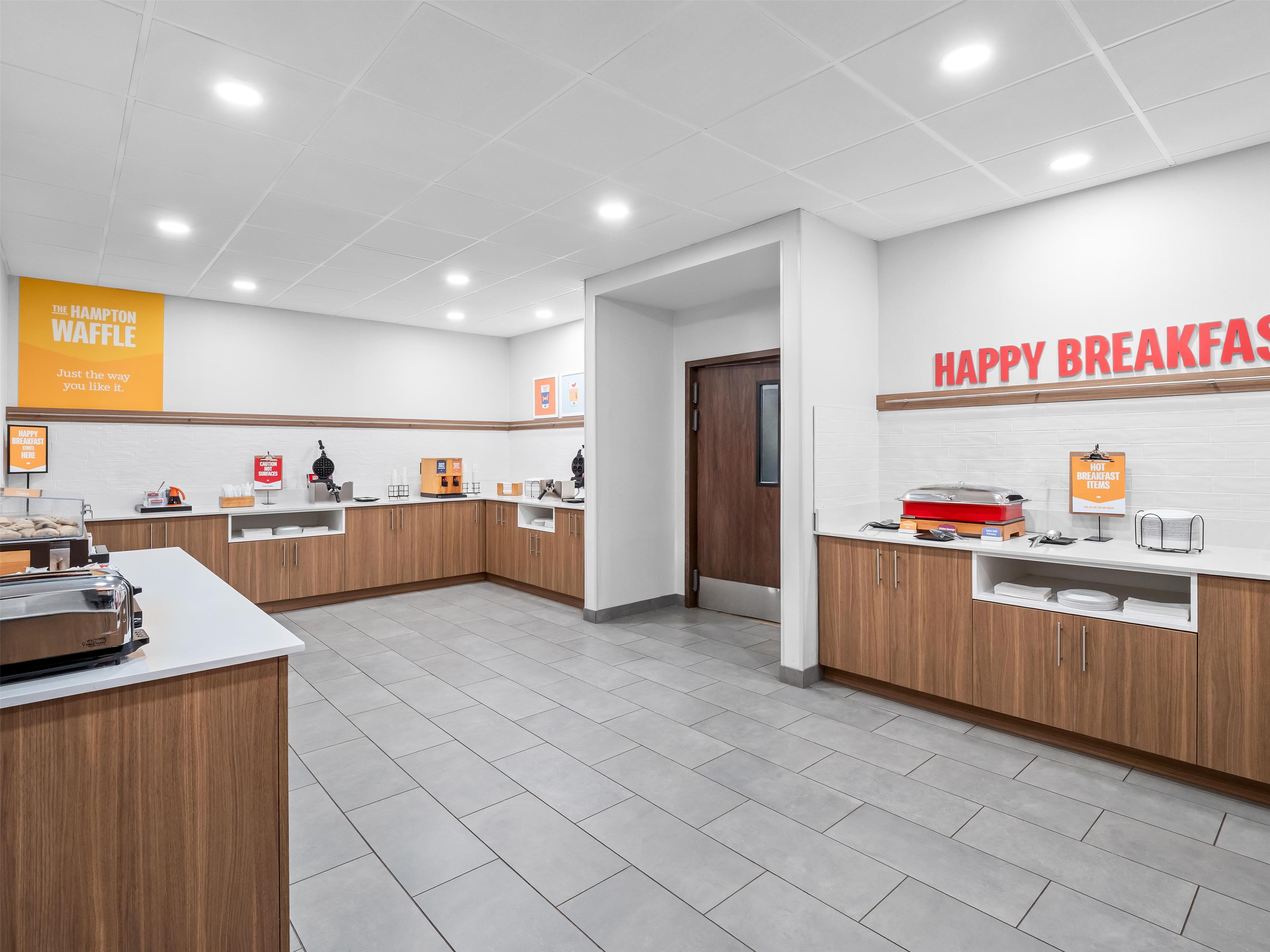 Breakfast Area | Hampton Inn & Suites East Lansing/Okemos