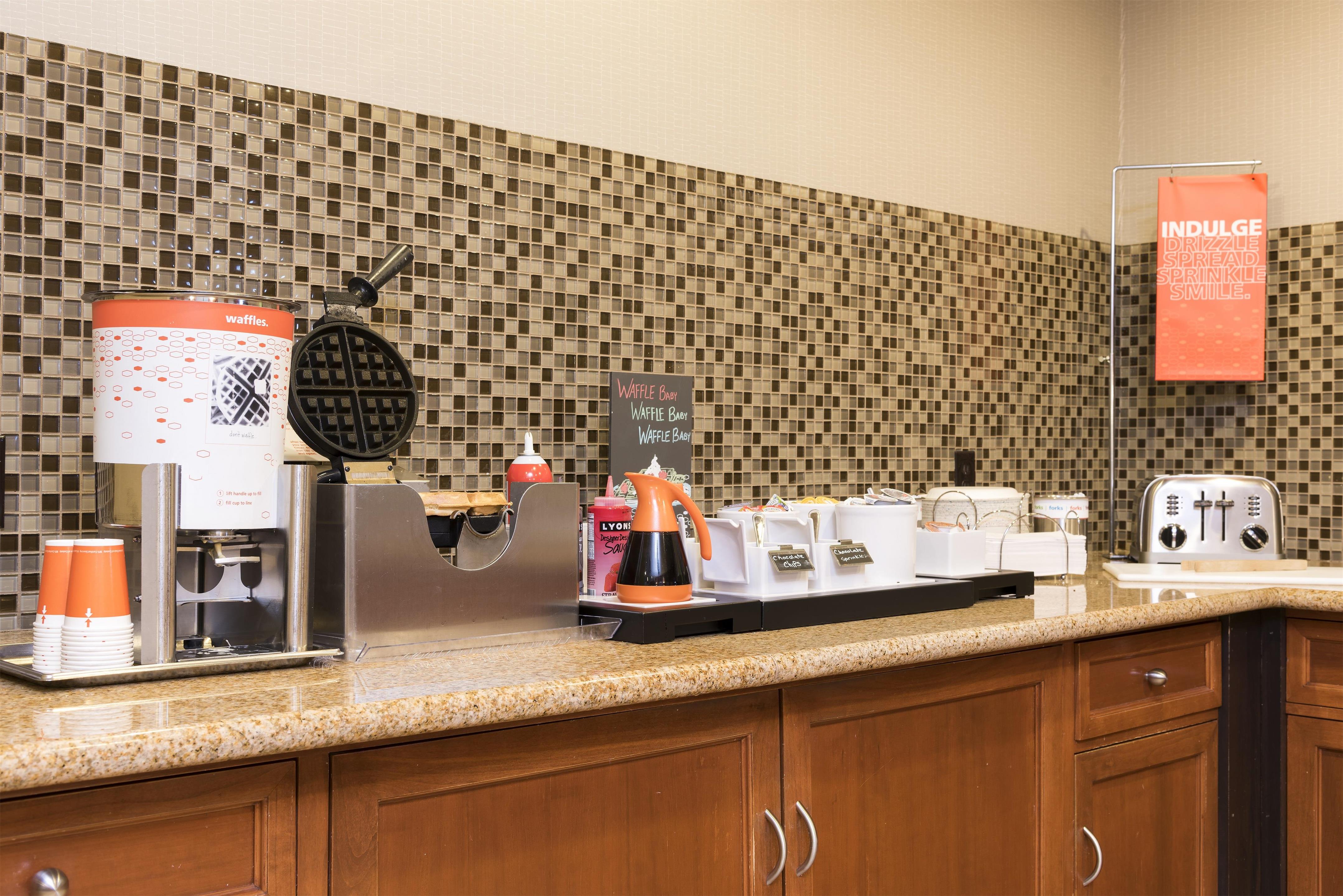 Breakfast Area | Hampton Inn & Suites East Lansing/Okemos