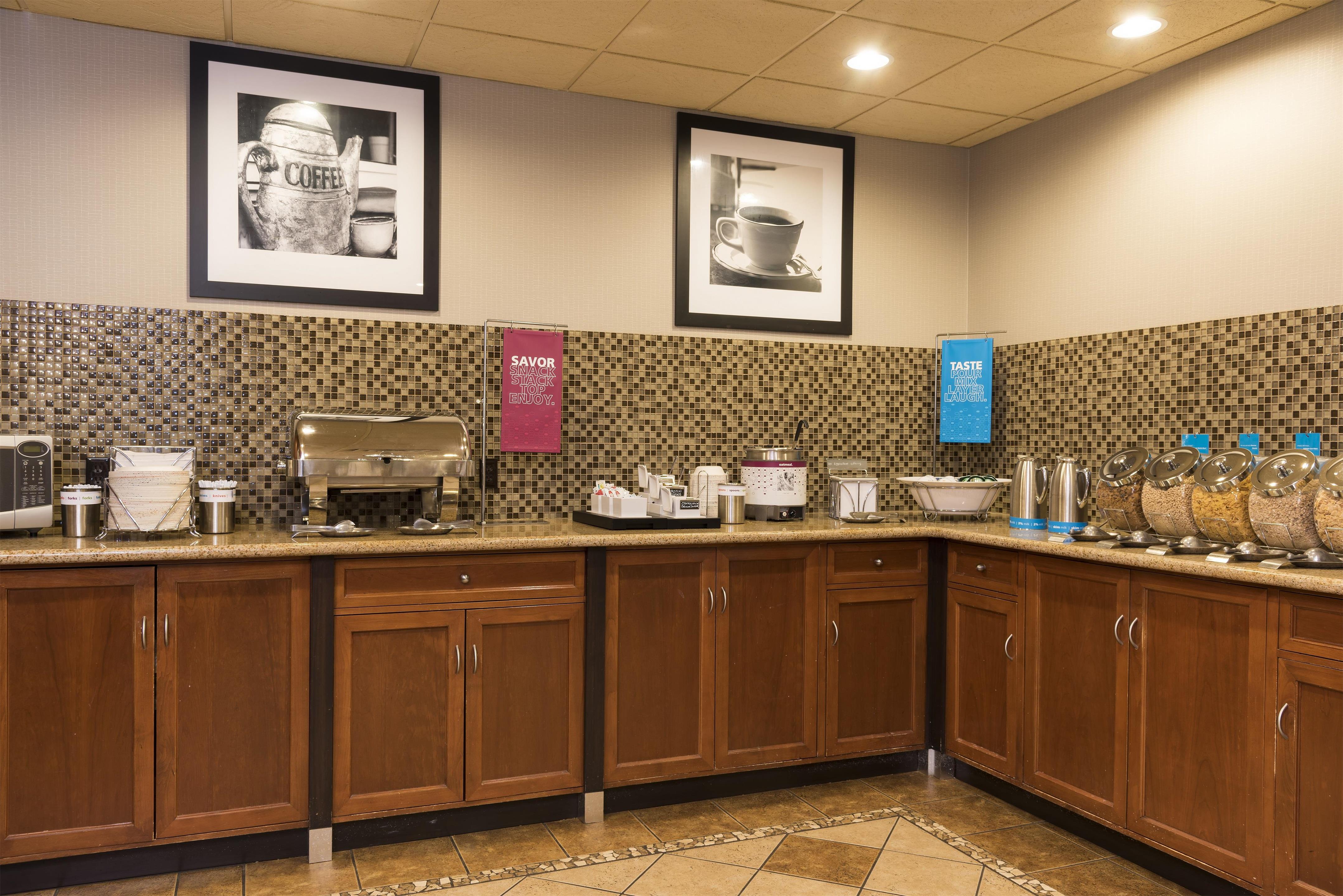 Breakfast Area | Hampton Inn & Suites East Lansing/Okemos