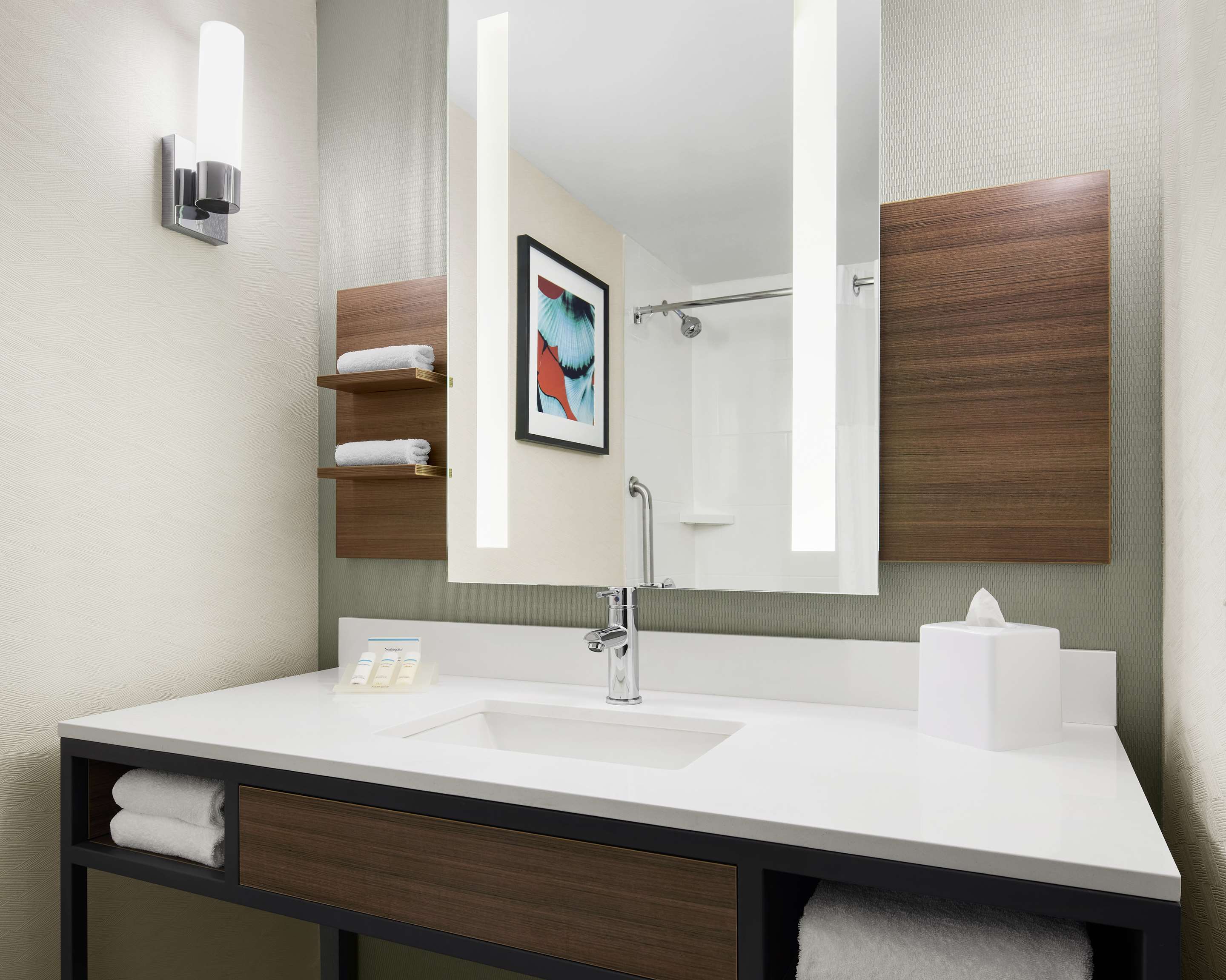 Guest room bath