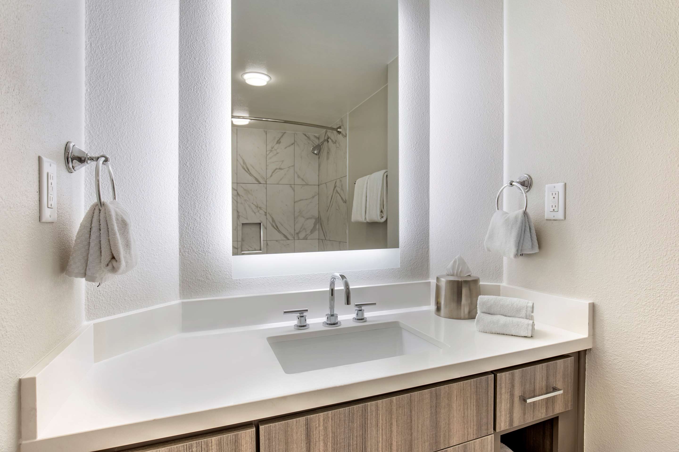 Guest room bath