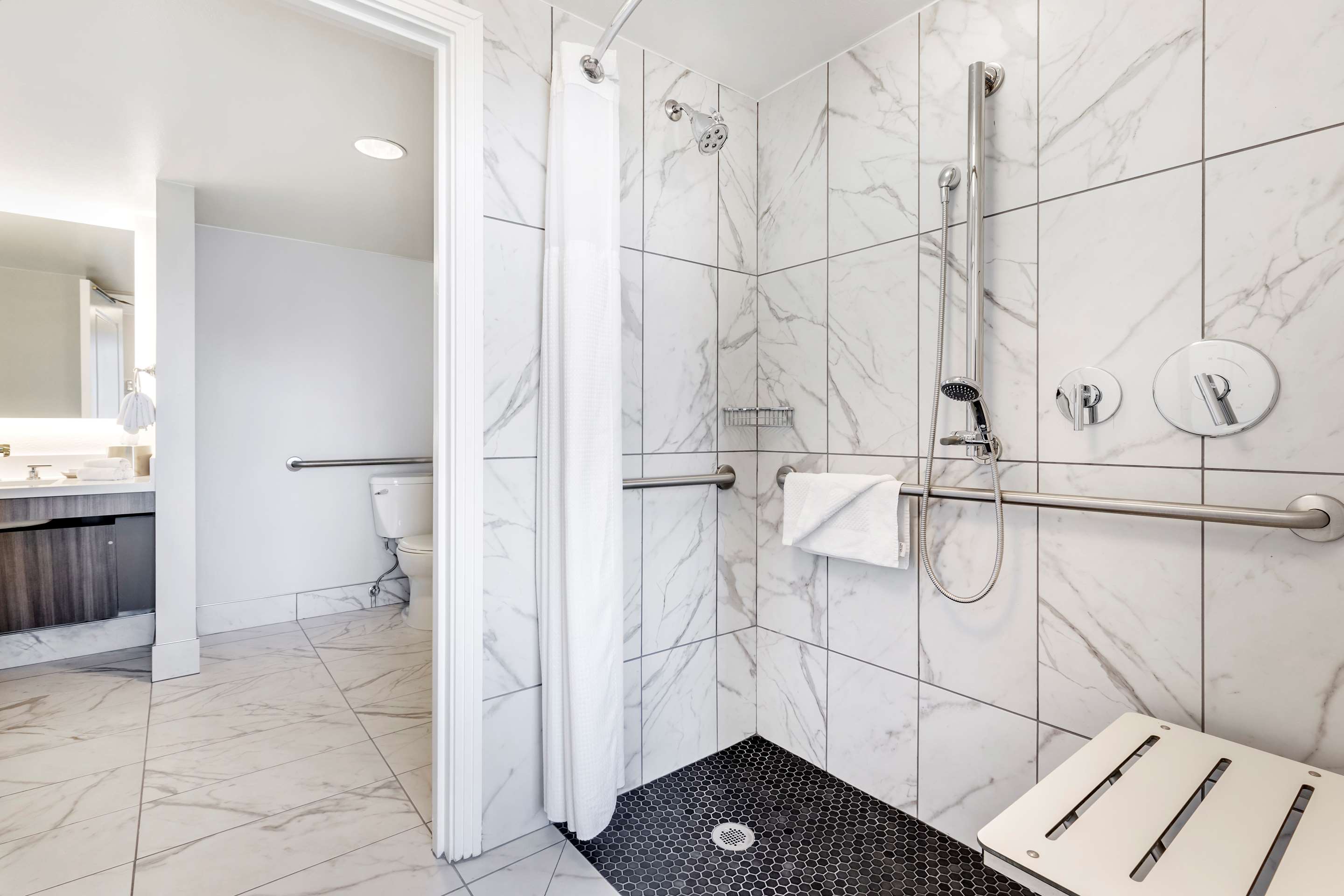 Guest room bath