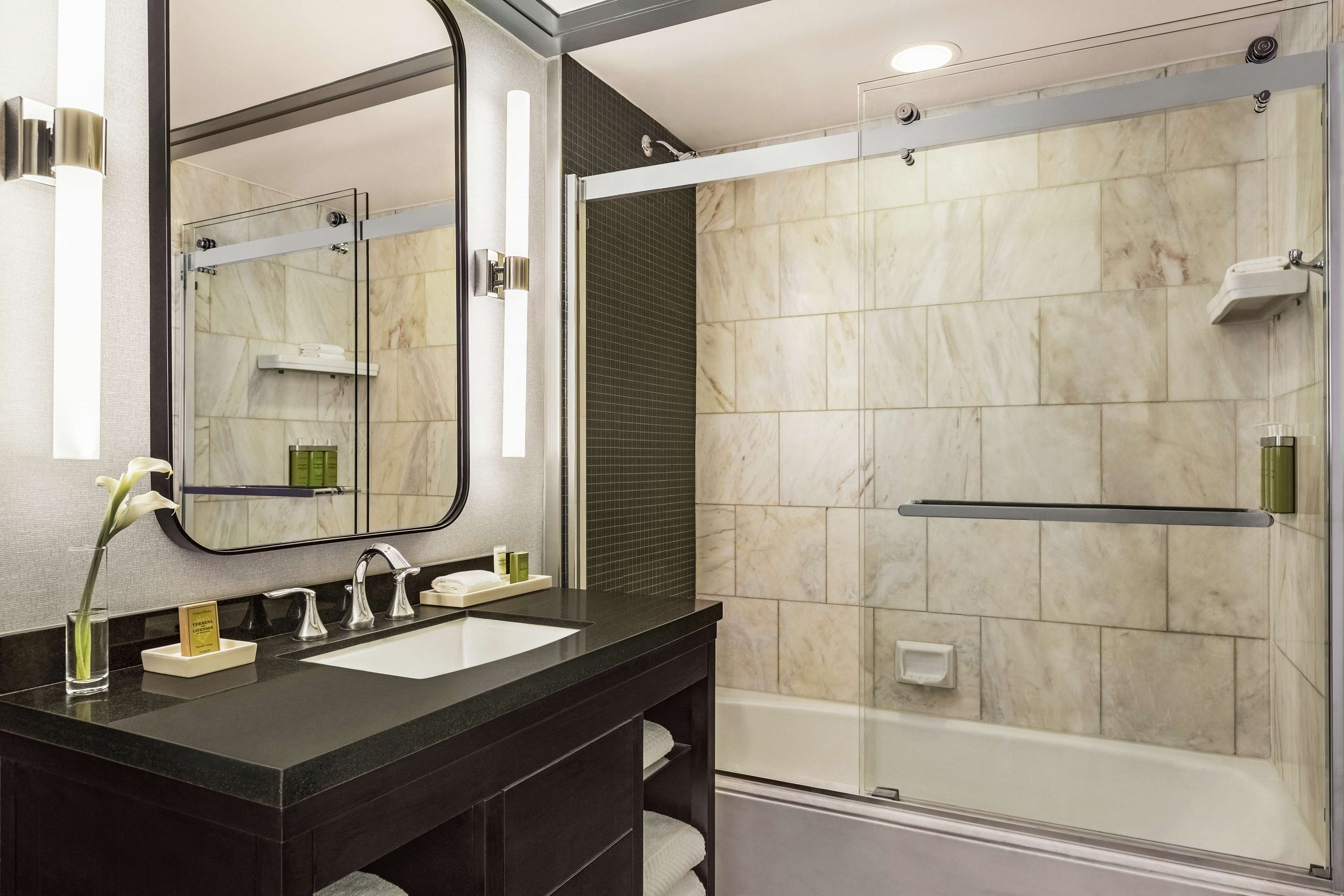 Hilton Checkers Room Type - 1 KING DLX - LARGER ROOM