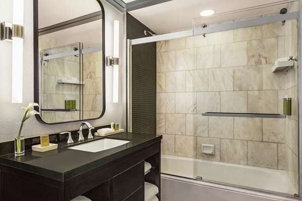  - Hilton Checkers Hotel Los Angeles