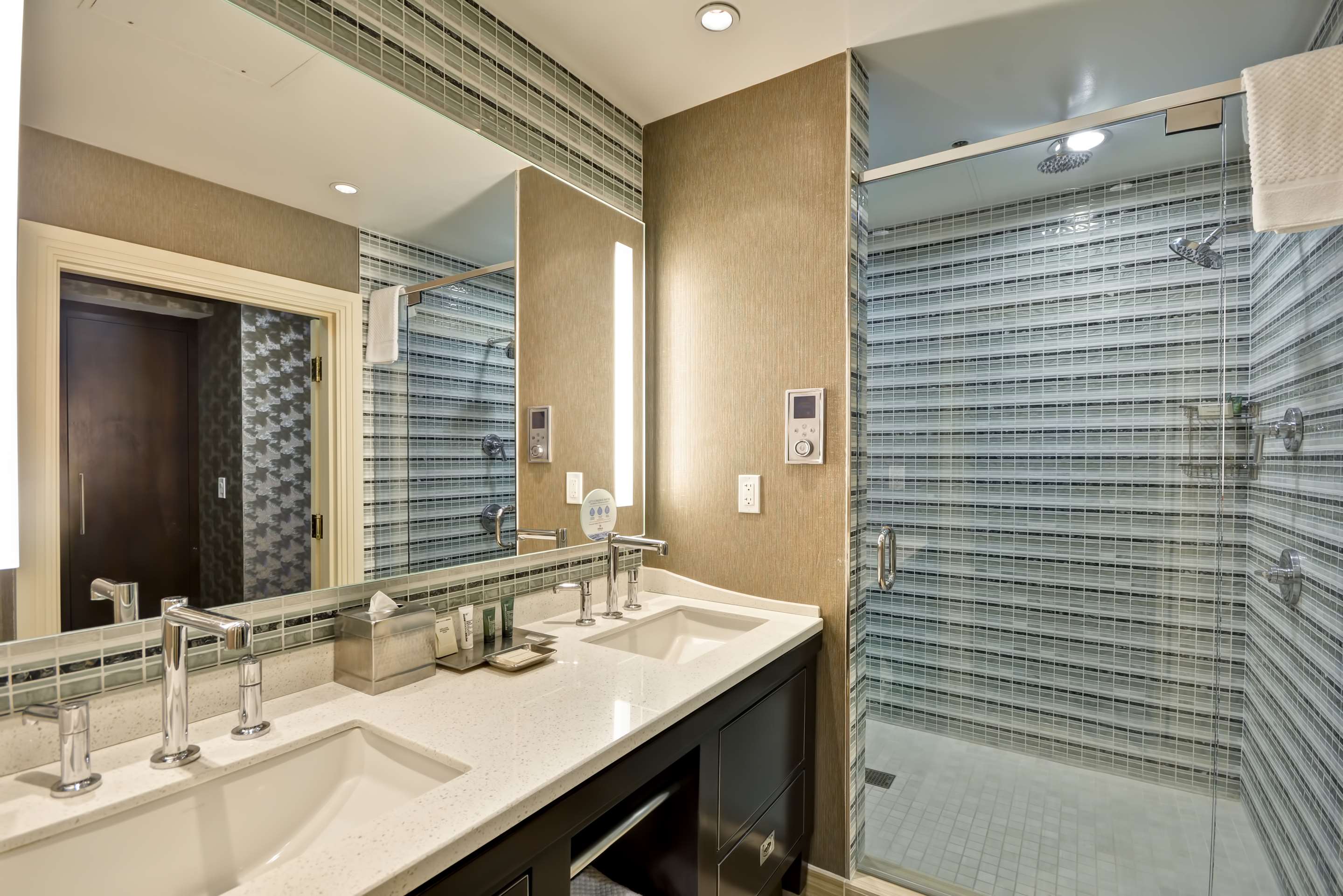 Guest room bath