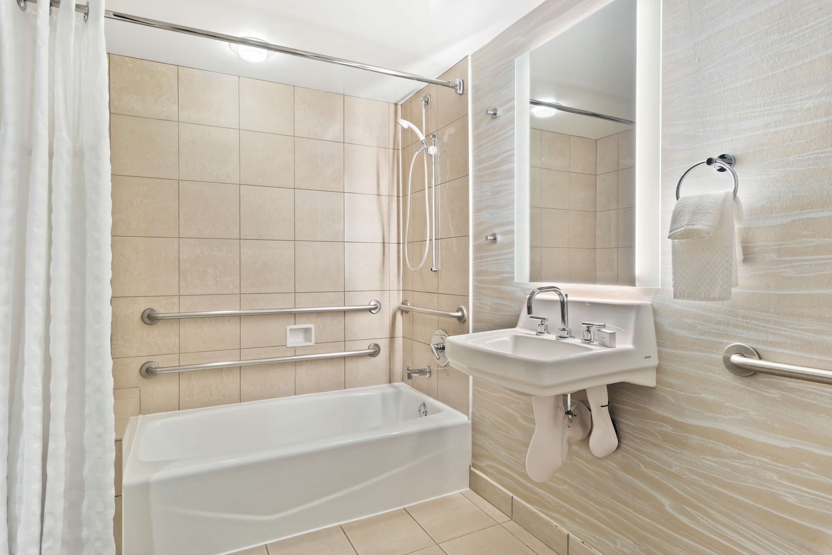 Guest room bath