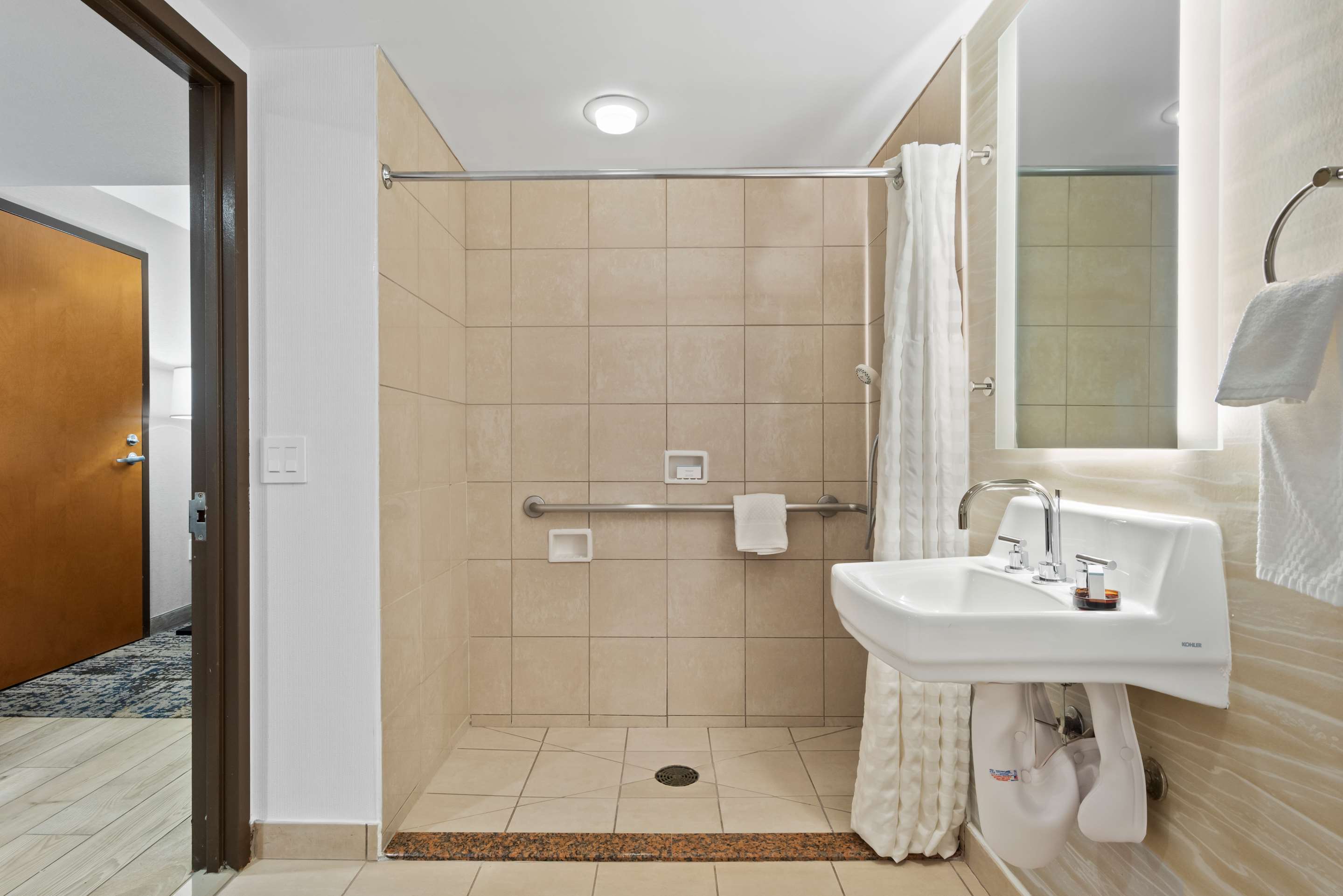 Guest room bath