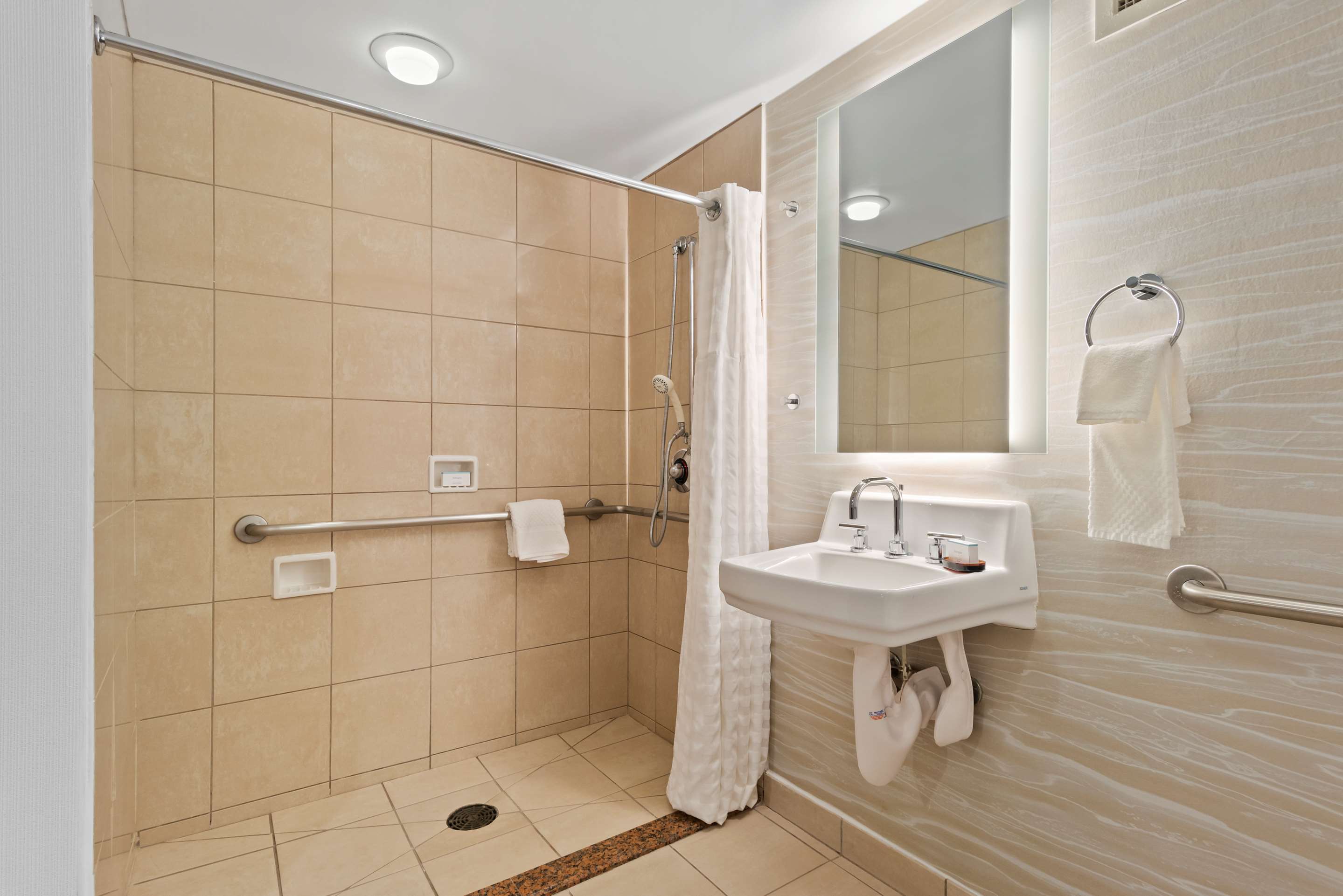 Guest room bath