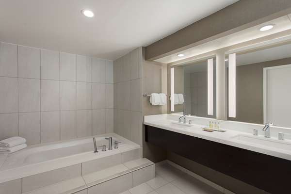  - DoubleTree by Hilton Hotel Norwalk - I-5, Exit 121