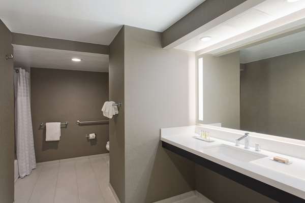  - DoubleTree by Hilton Hotel Norwalk - I-5, Exit 121