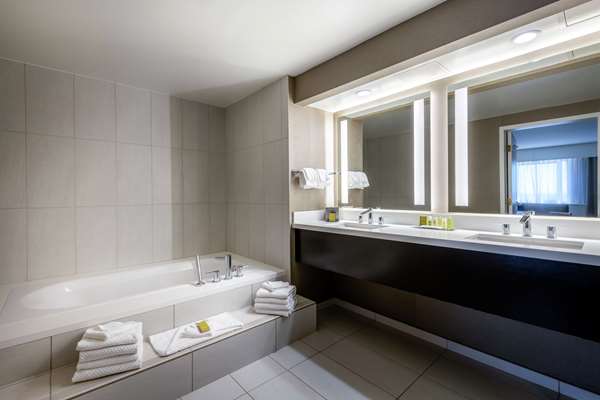  - DoubleTree by Hilton Hotel Norwalk - I-5, Exit 121