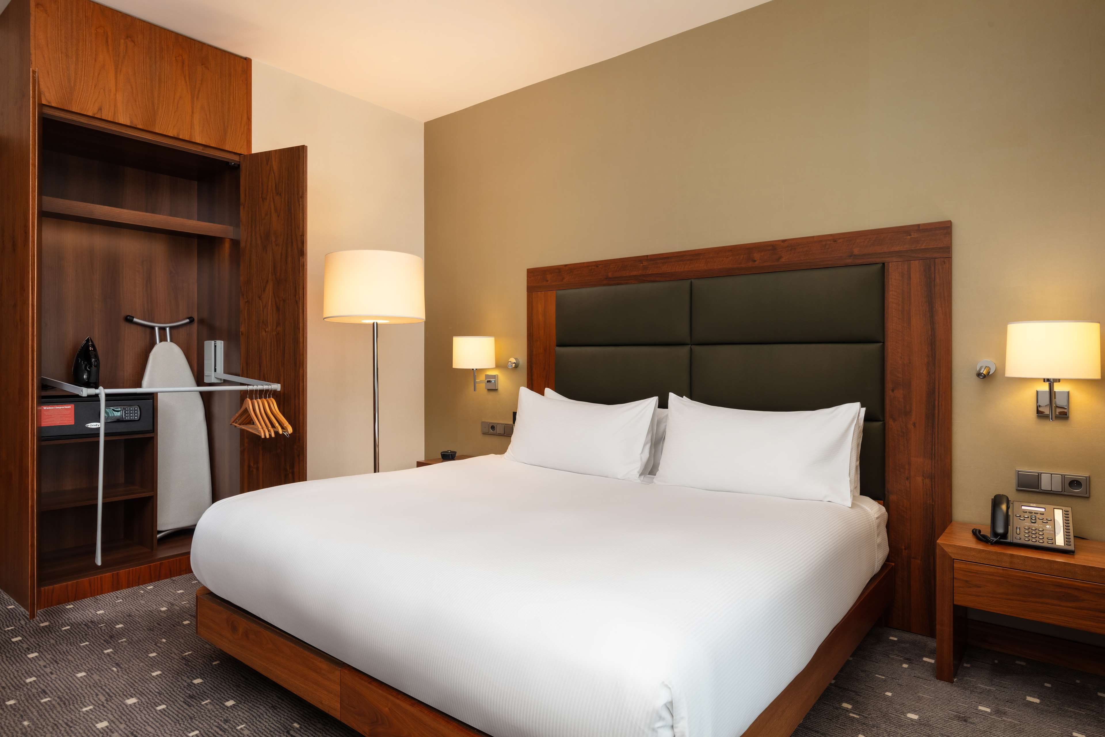 DoubleTree by Hilton Lodz Room Type - KING ACCESSIBLE ROOM