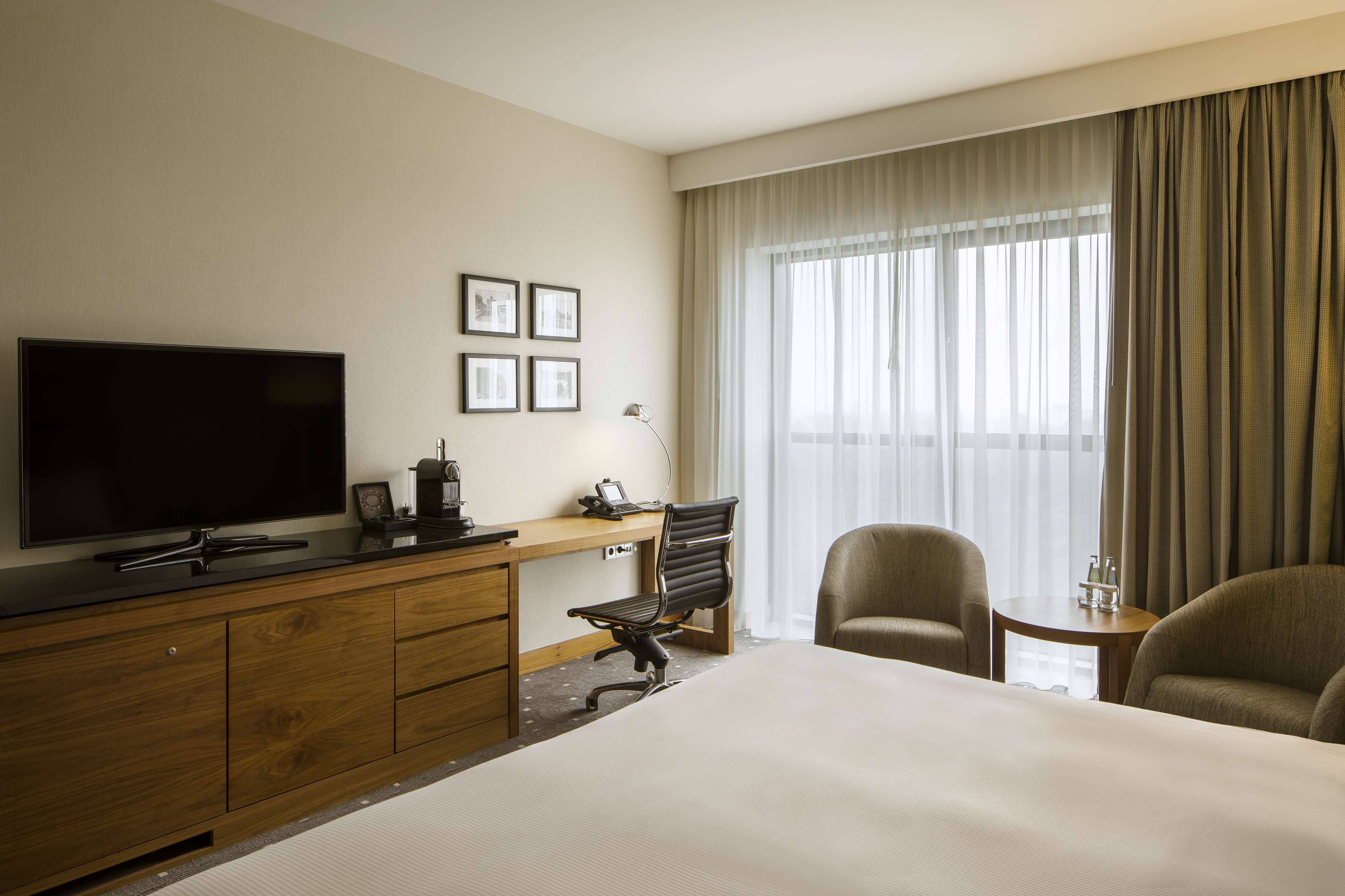 DoubleTree by Hilton Lodz Room Type - KING DELUXE ROOM WITH VIEW