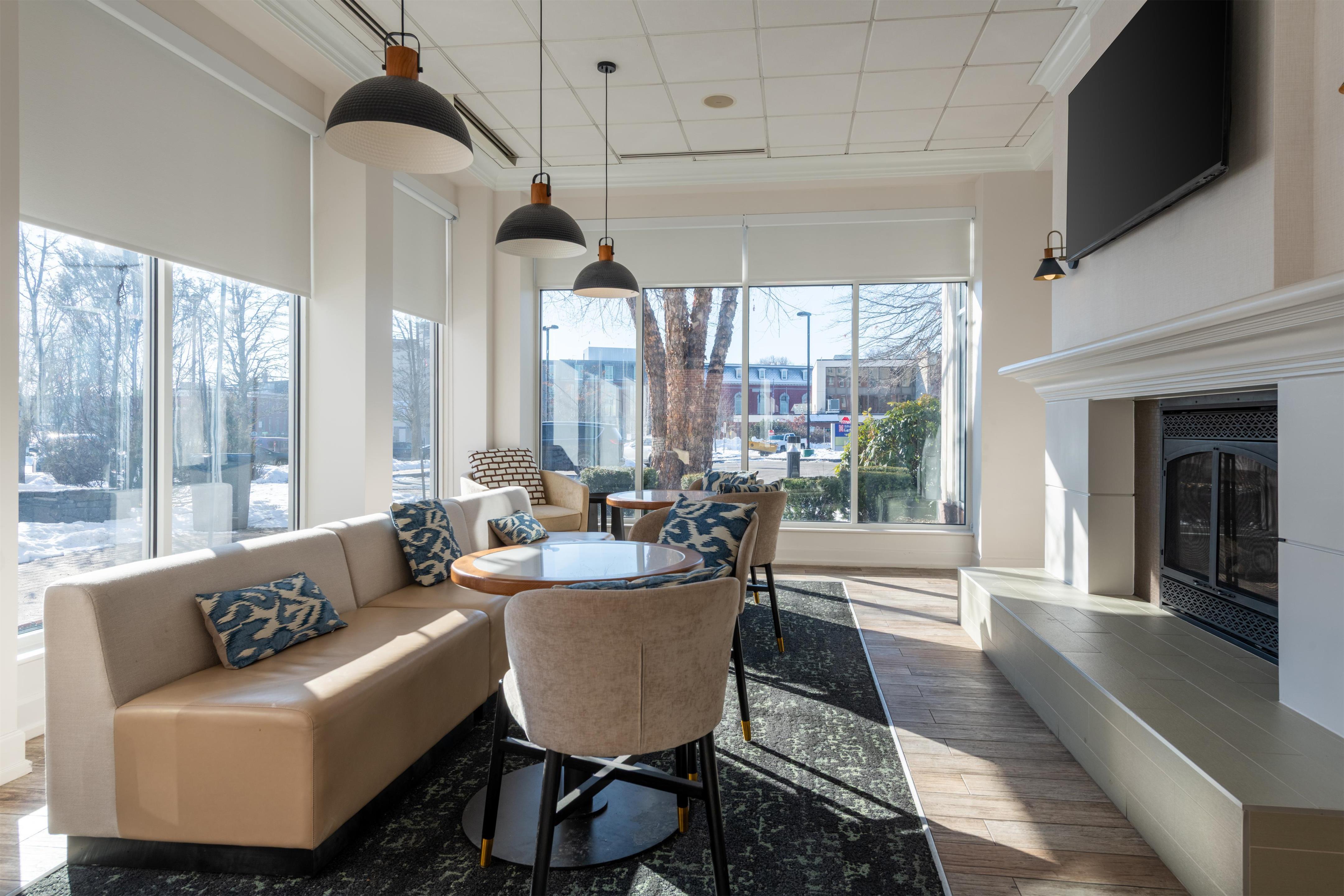 Lobby | Hilton Garden Inn Auburn Riverwatch