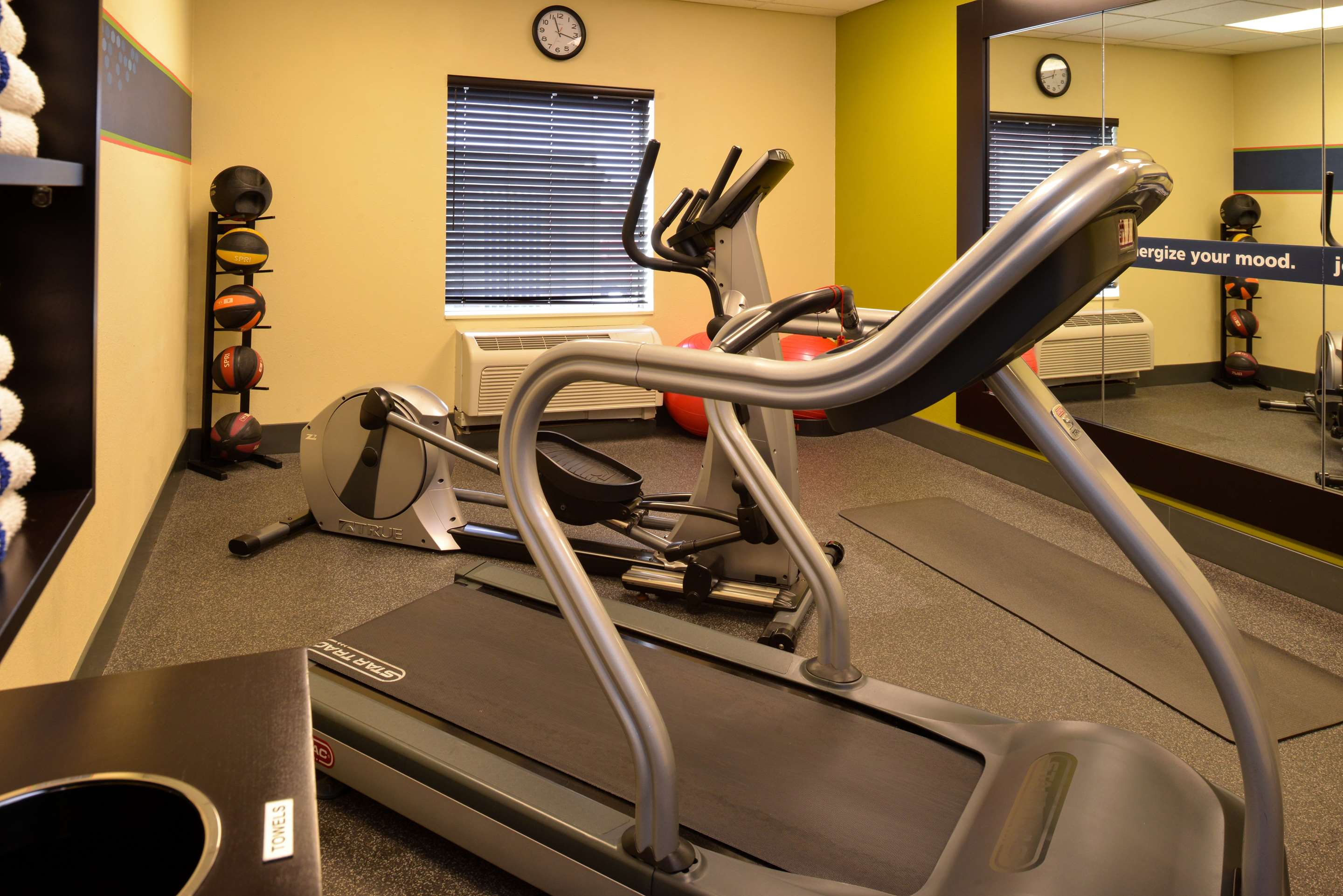 Health club fitness center gym | Hampton Inn Litchfield