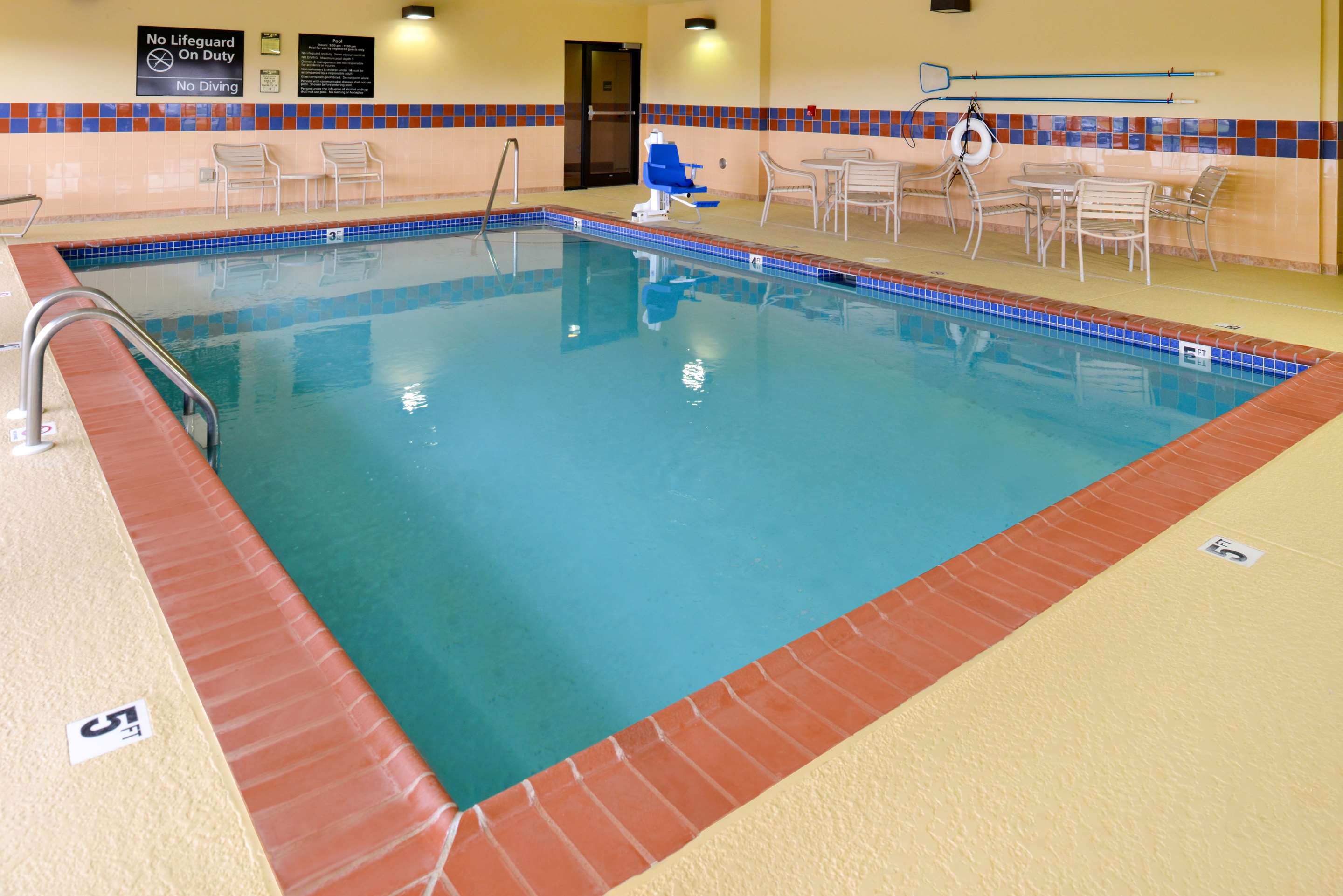 Pool | Hampton Inn Litchfield