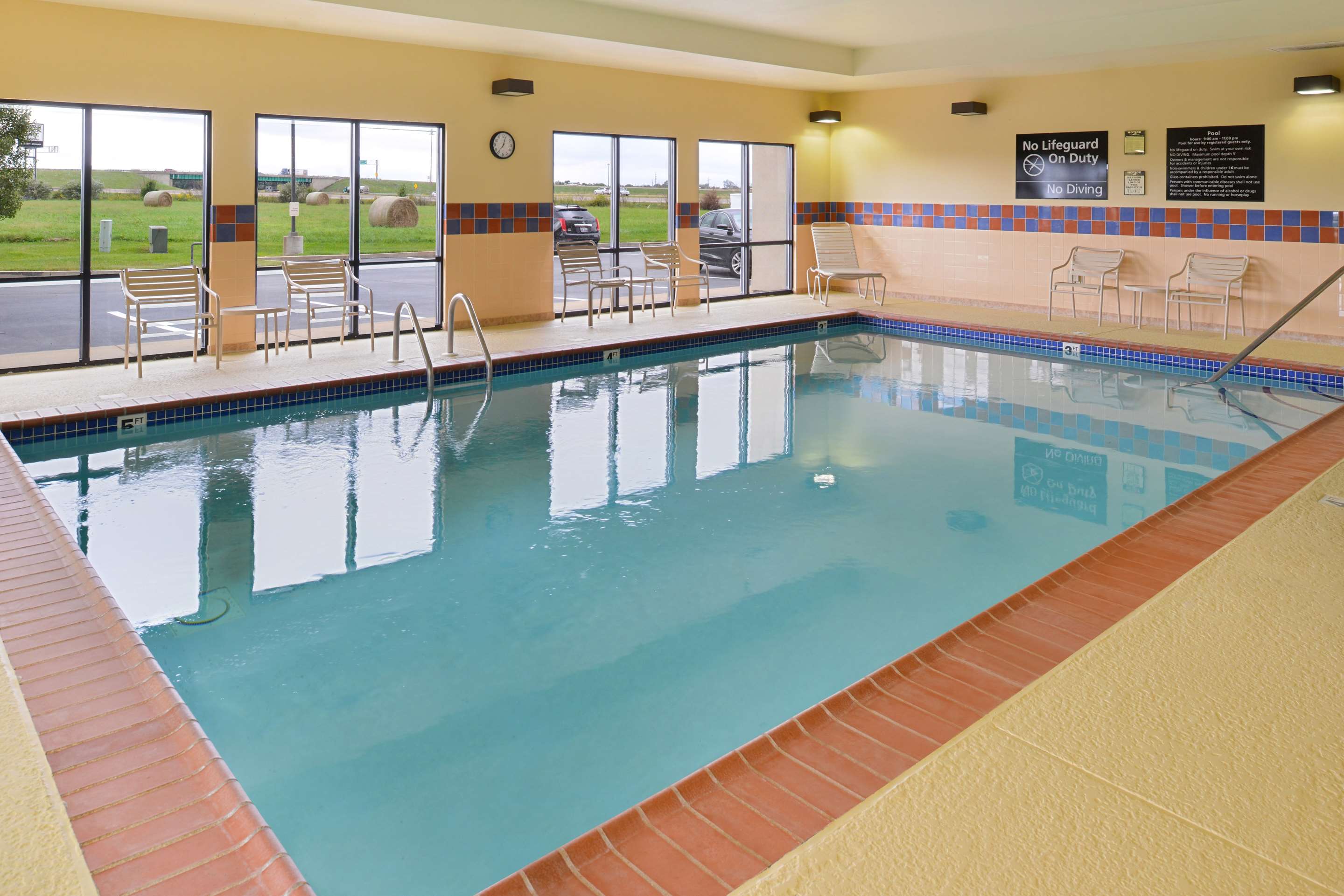 Pool | Hampton Inn Litchfield
