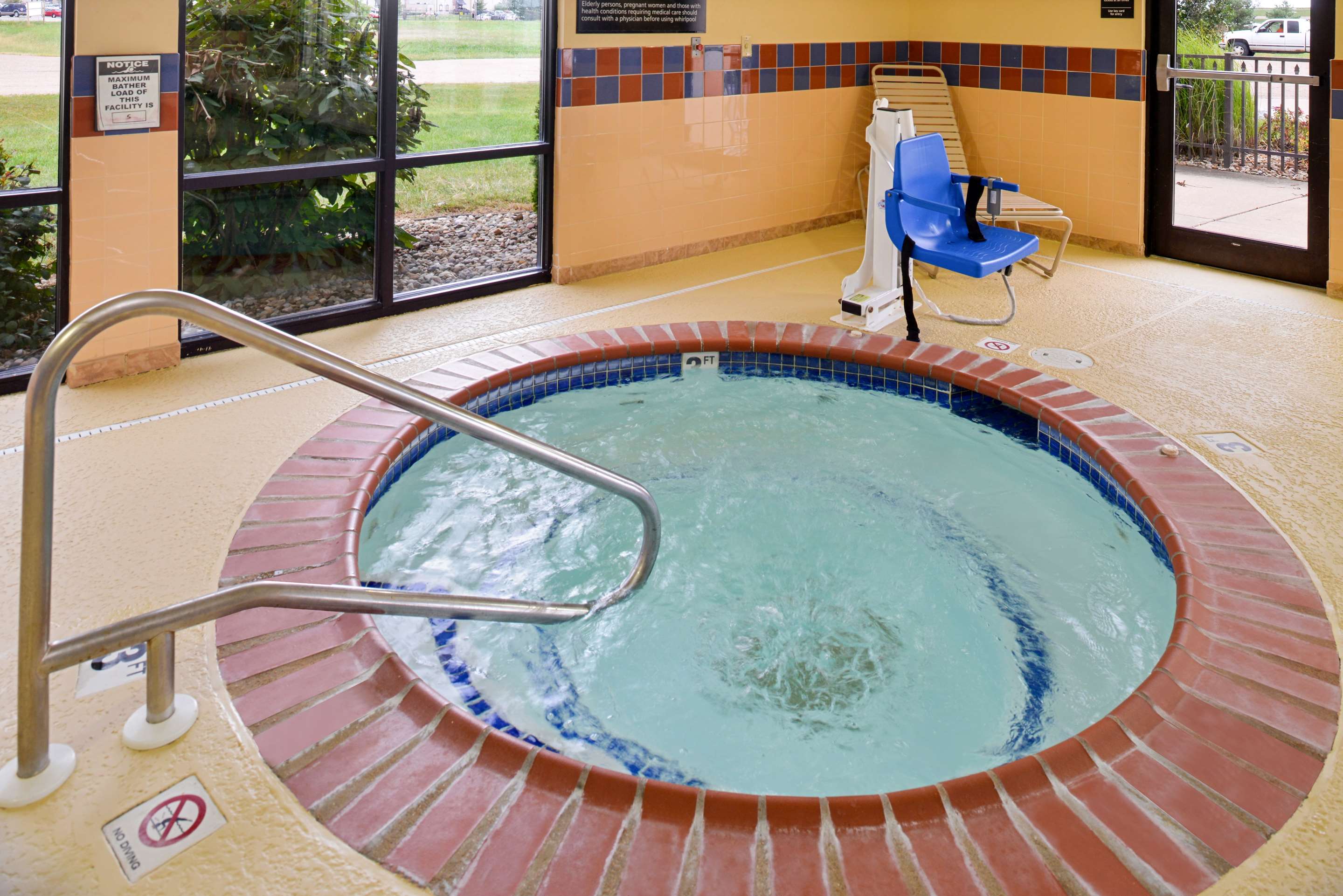 Pool | Hampton Inn Litchfield