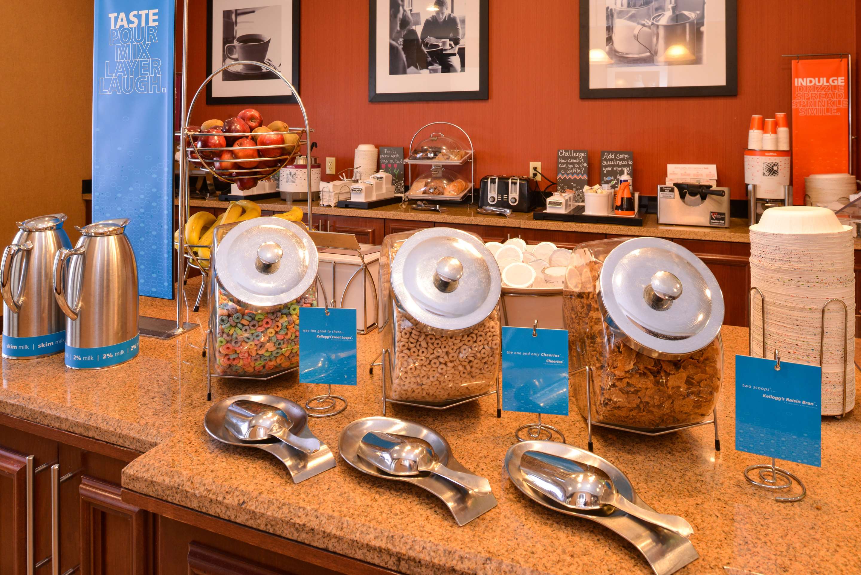 Breakfast Area | Hampton Inn Litchfield