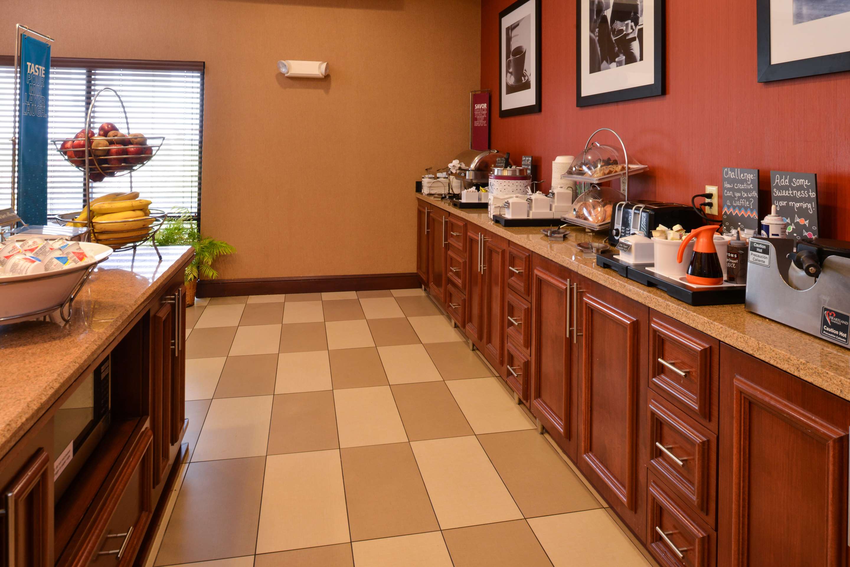 Breakfast Area | Hampton Inn Litchfield