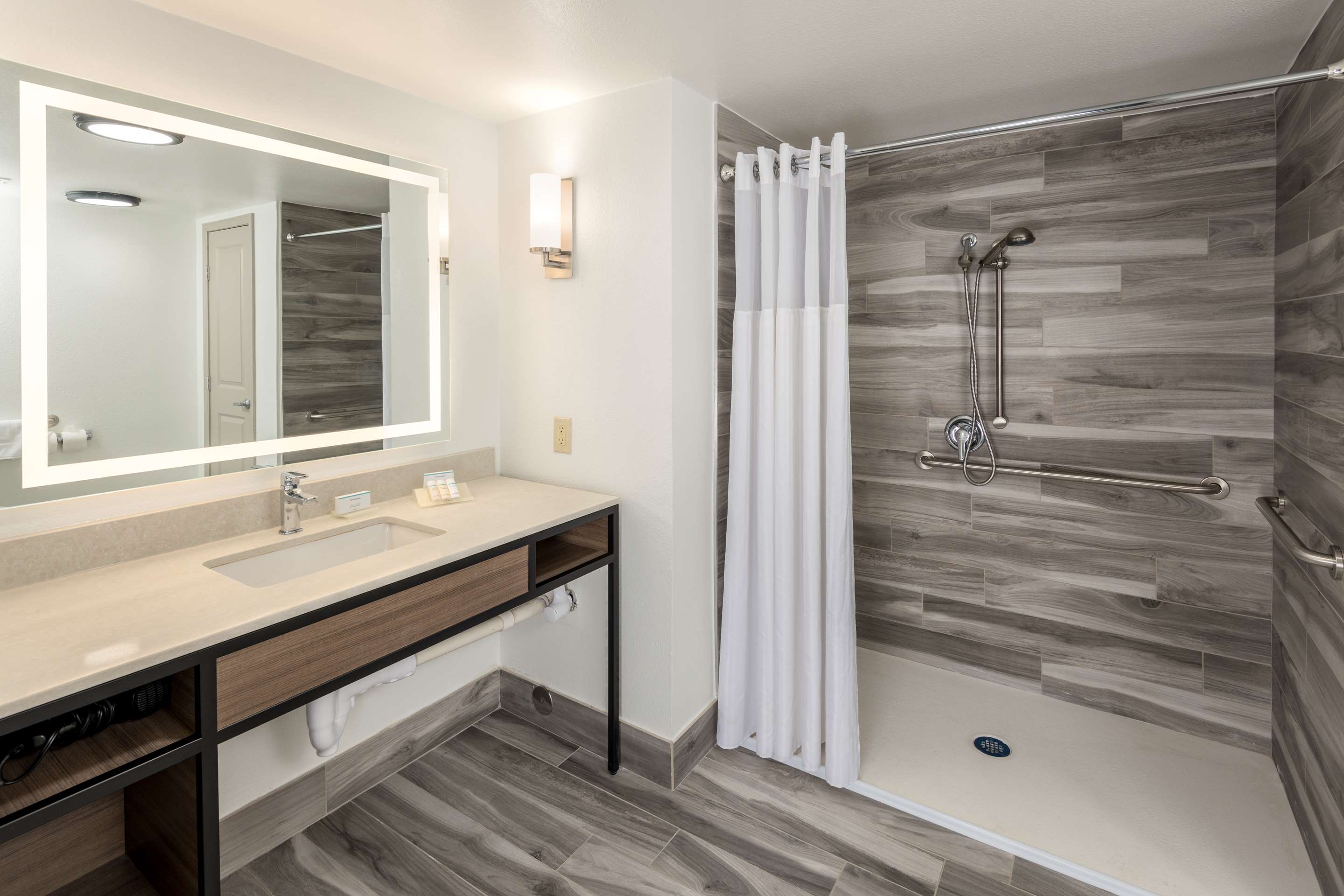 Guest room bath