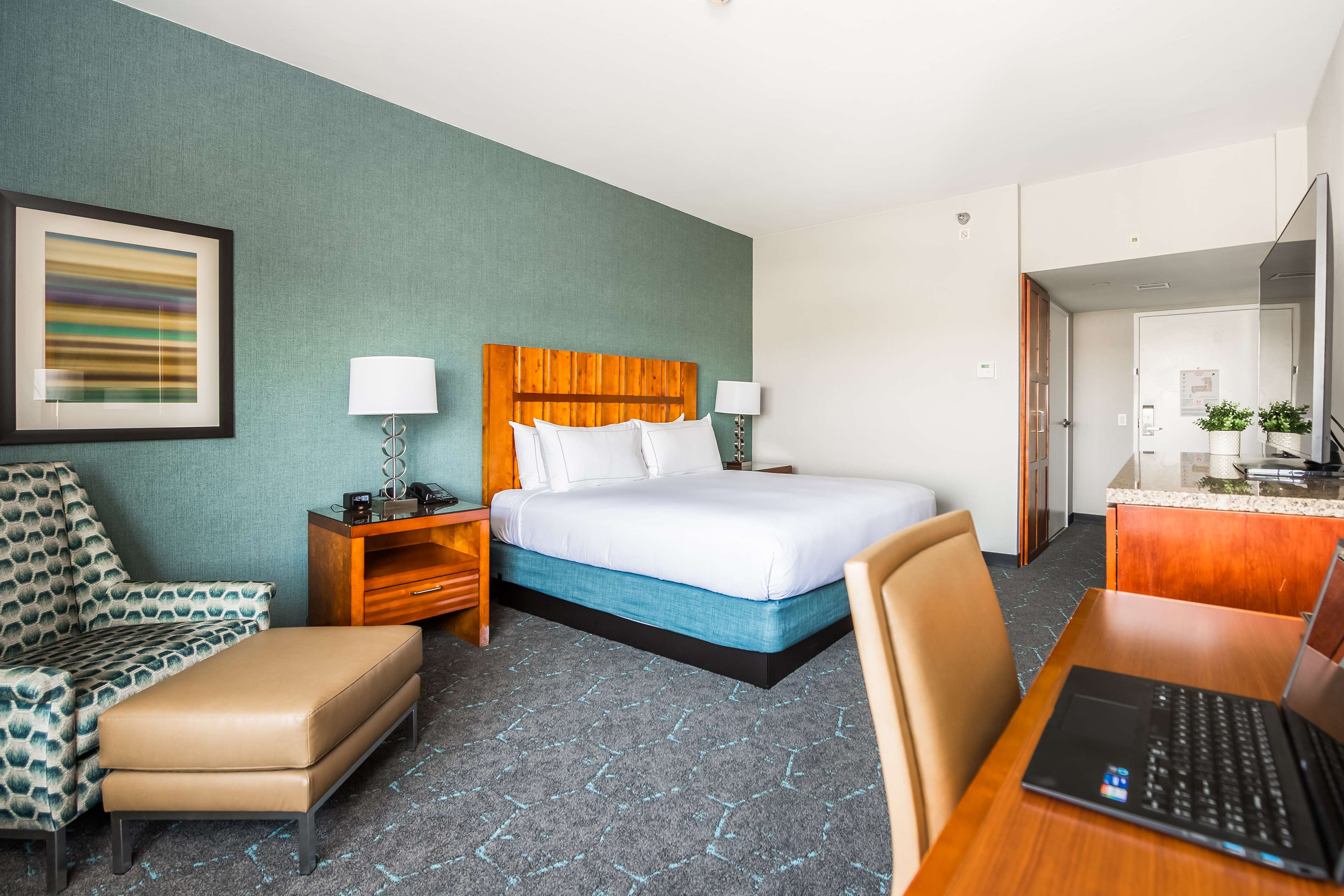 DoubleTree by Hilton Carson - Tap to explore photos