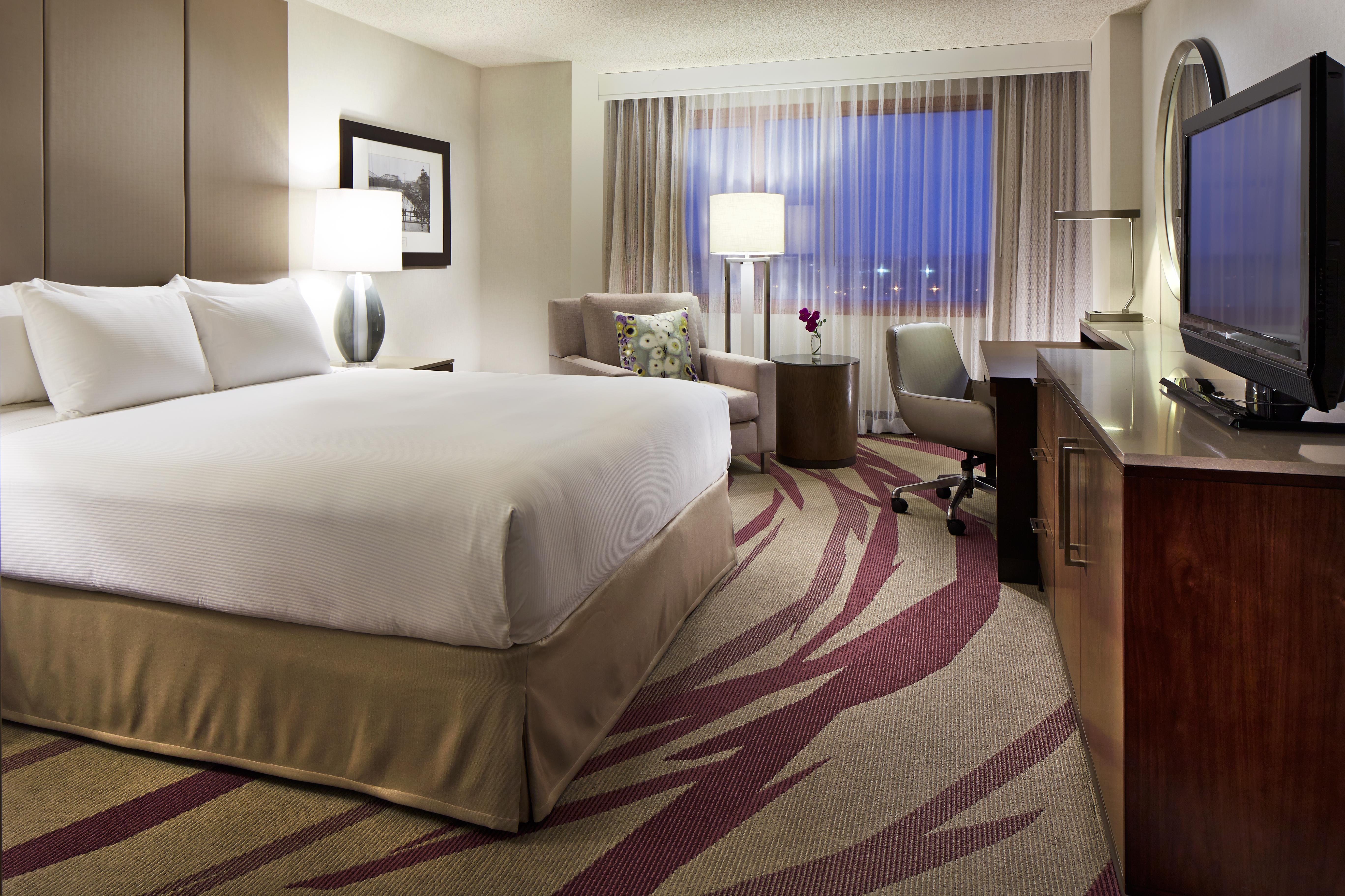Hilton Long Beach Hotel Room Type - 1 KING WITH CORNER BALCONY