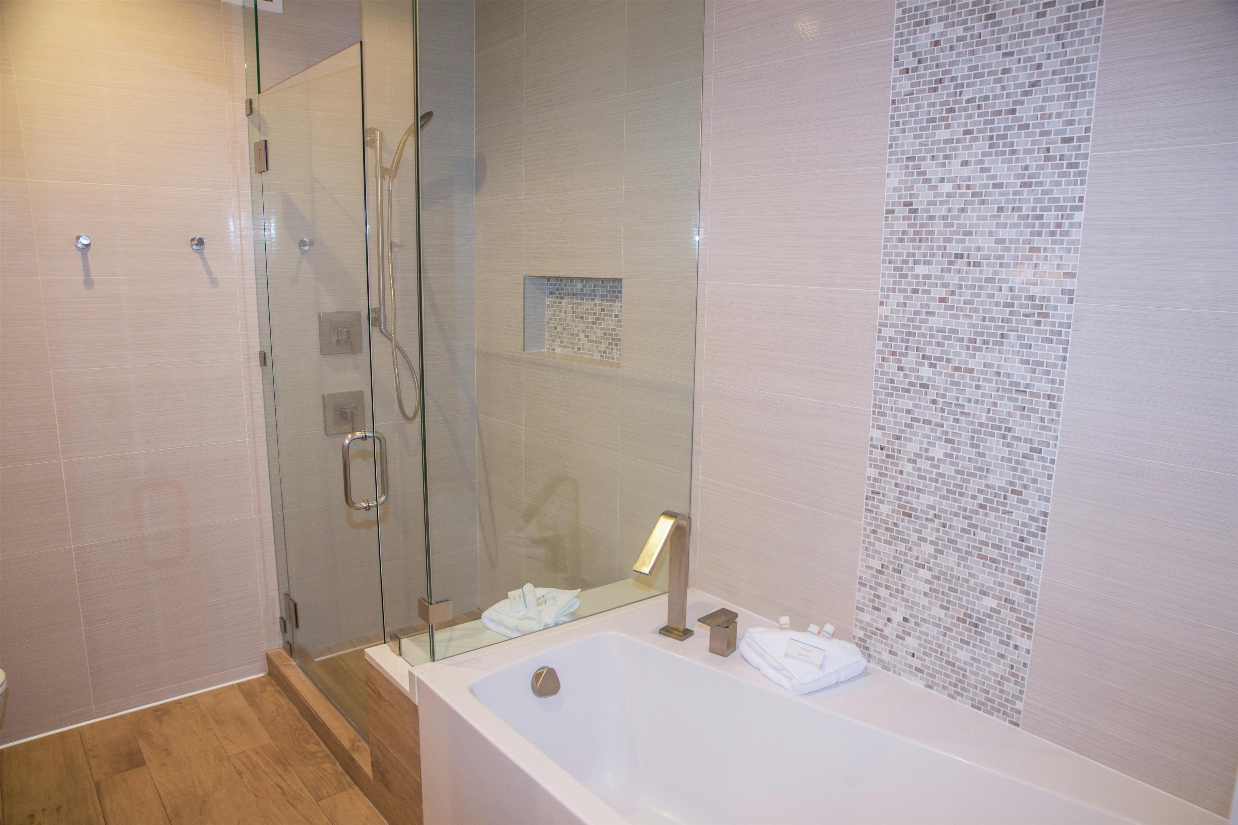 Guest room bath