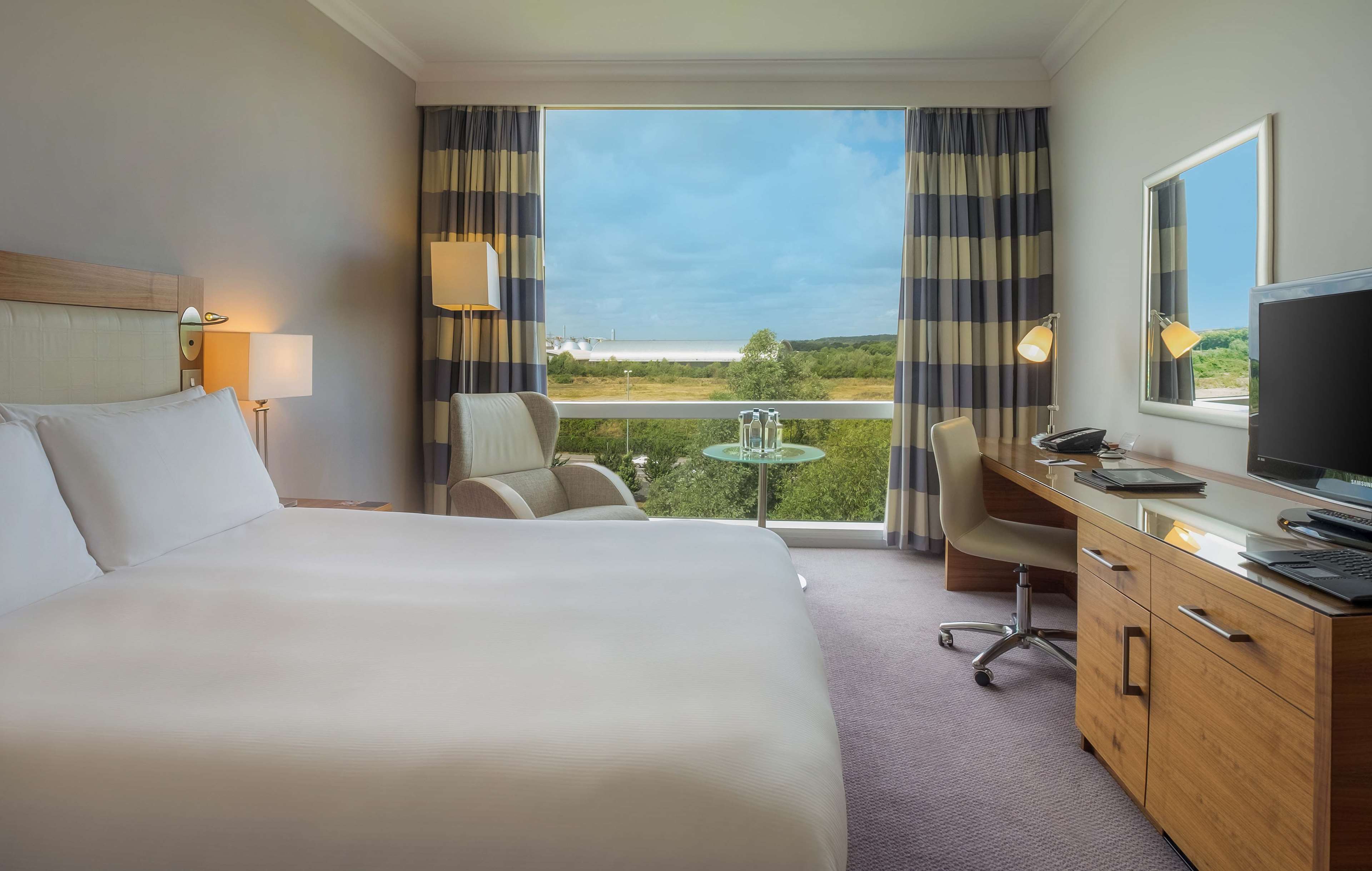 Hilton Reading Hotel Room Type - QUEEN DELUXE ROOM