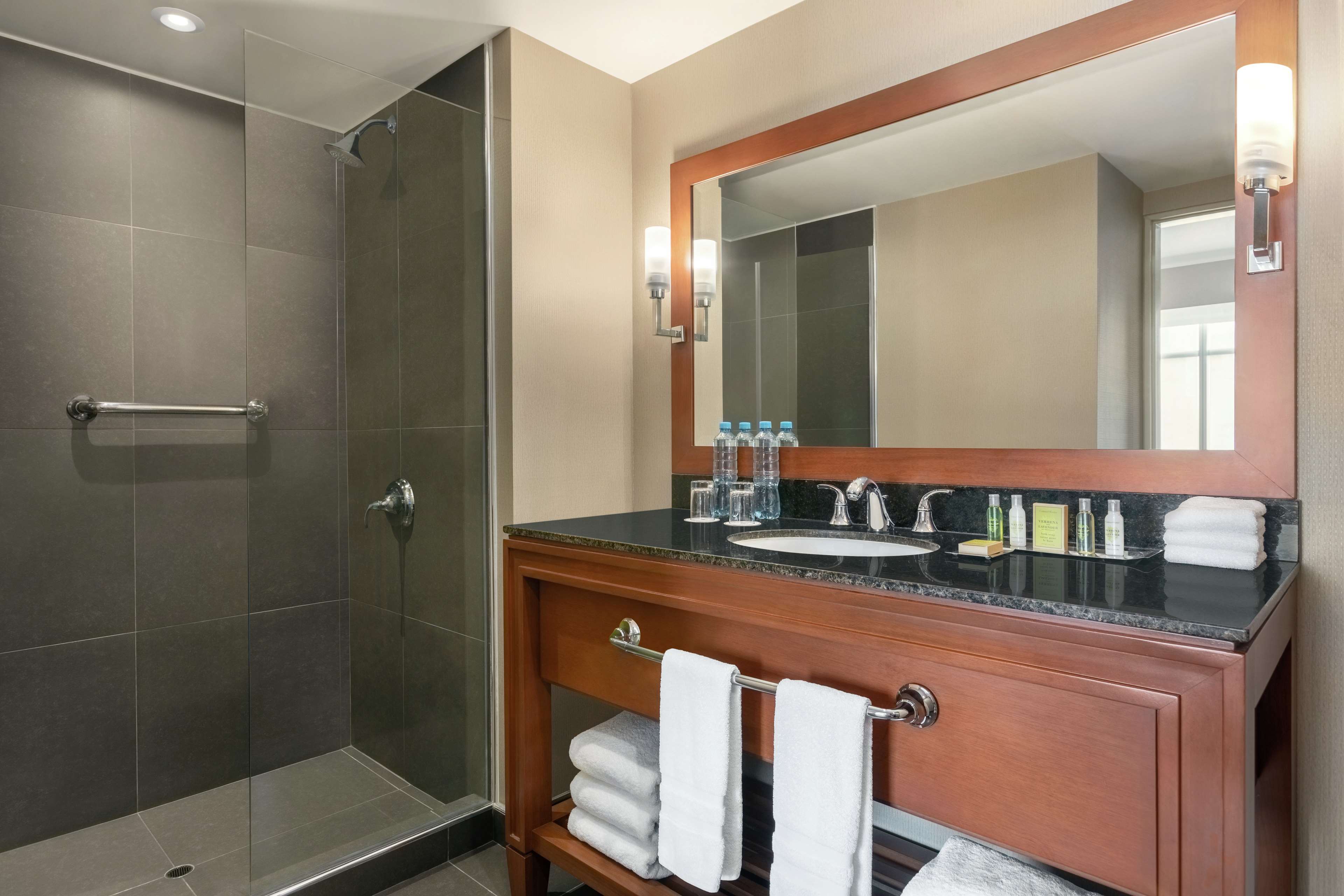 El Pardo DoubleTree by Hilton Room Type - 1KING JR STE W-KITCHENETTE