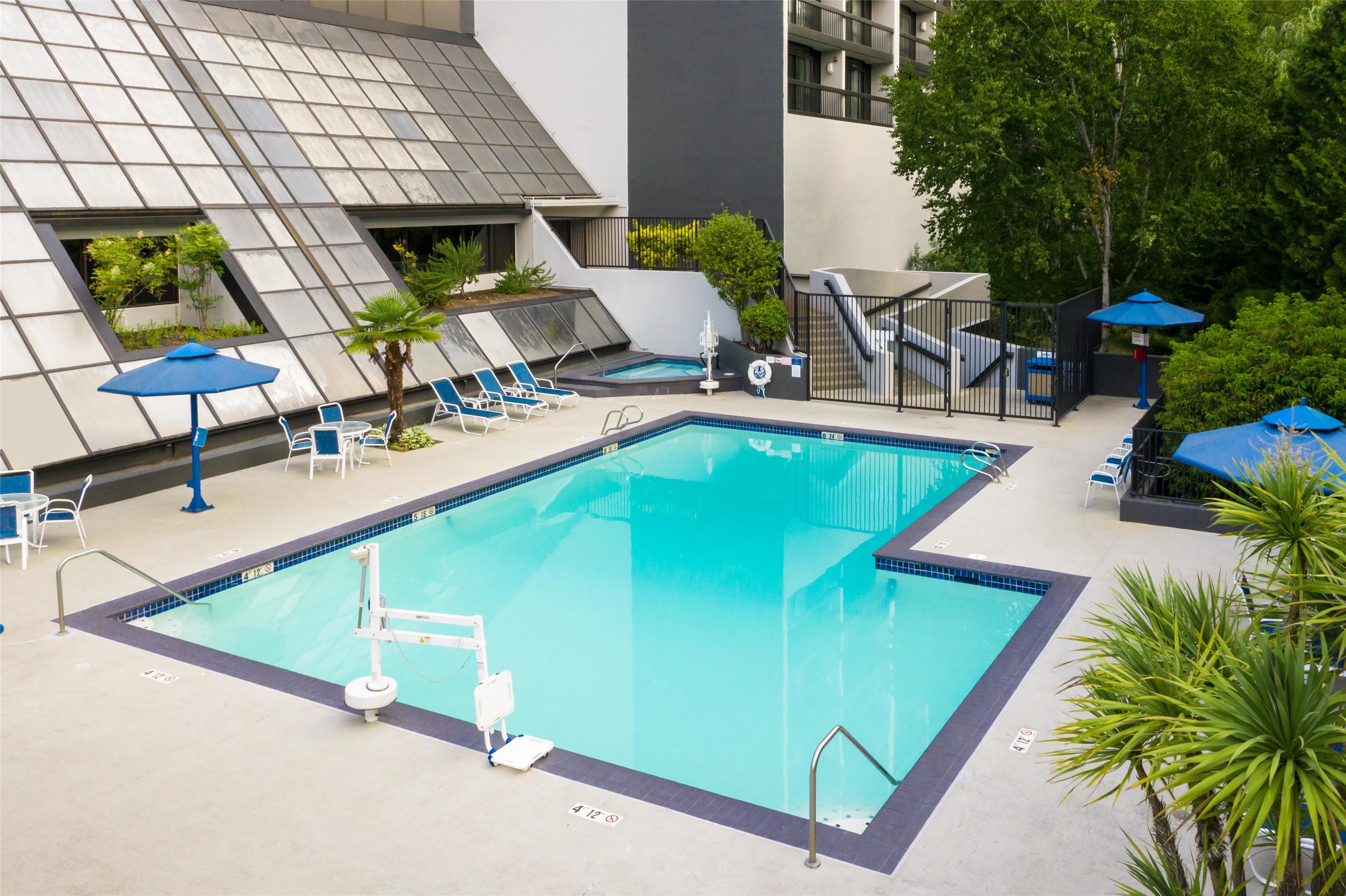 Pool | Hilton Bellevue
