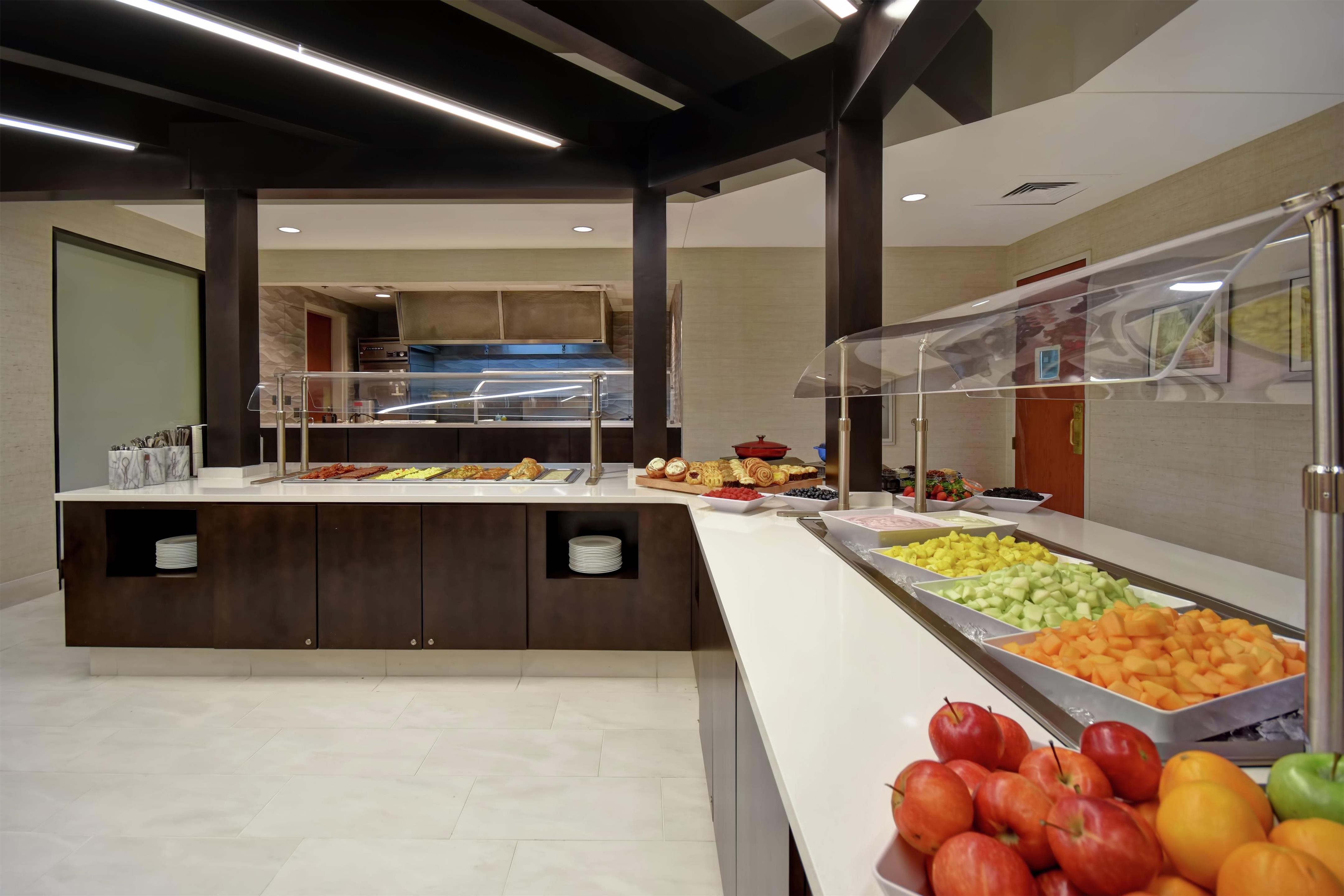 Breakfast Area | Embassy Suites Little Rock