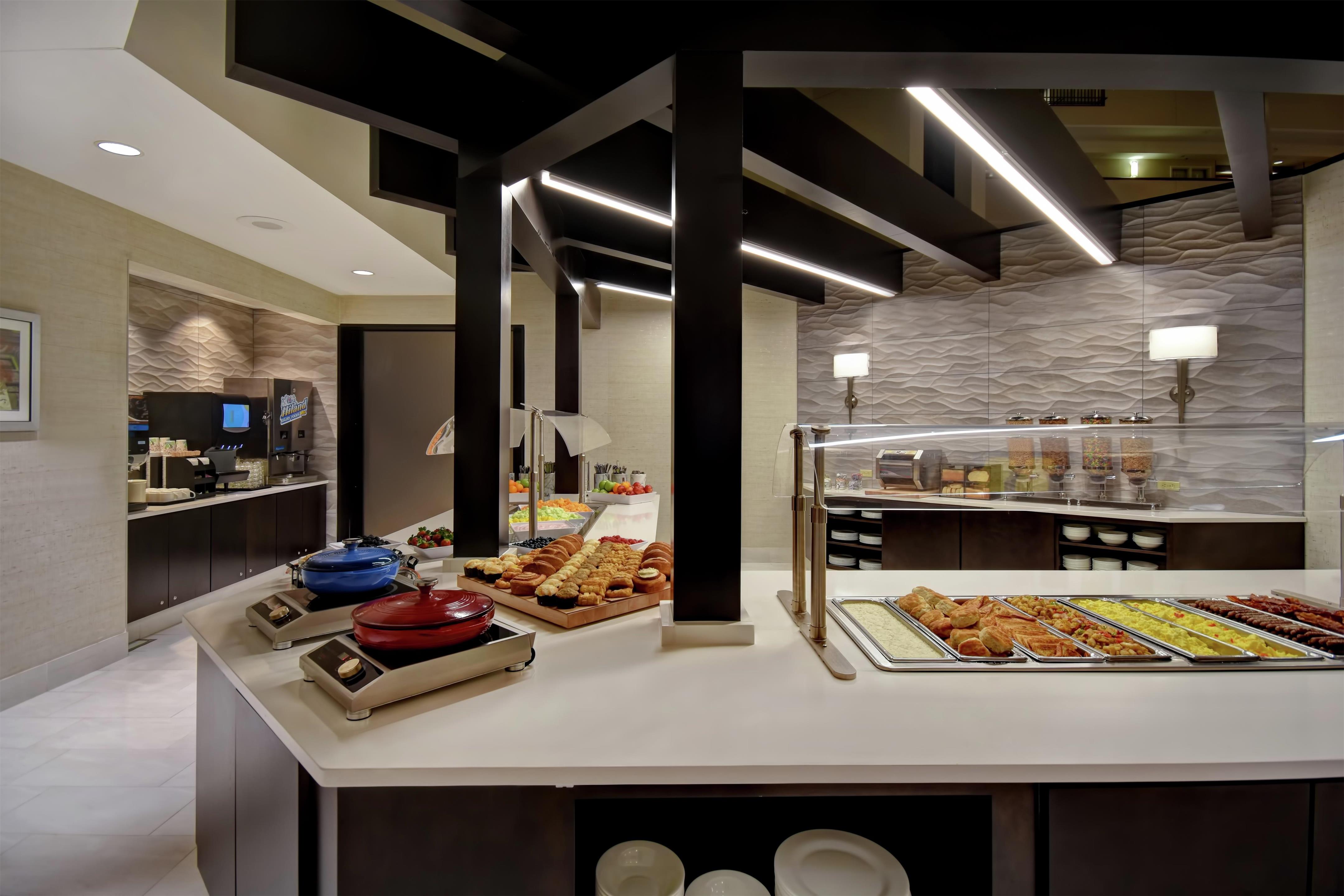 Breakfast Area | Embassy Suites Little Rock