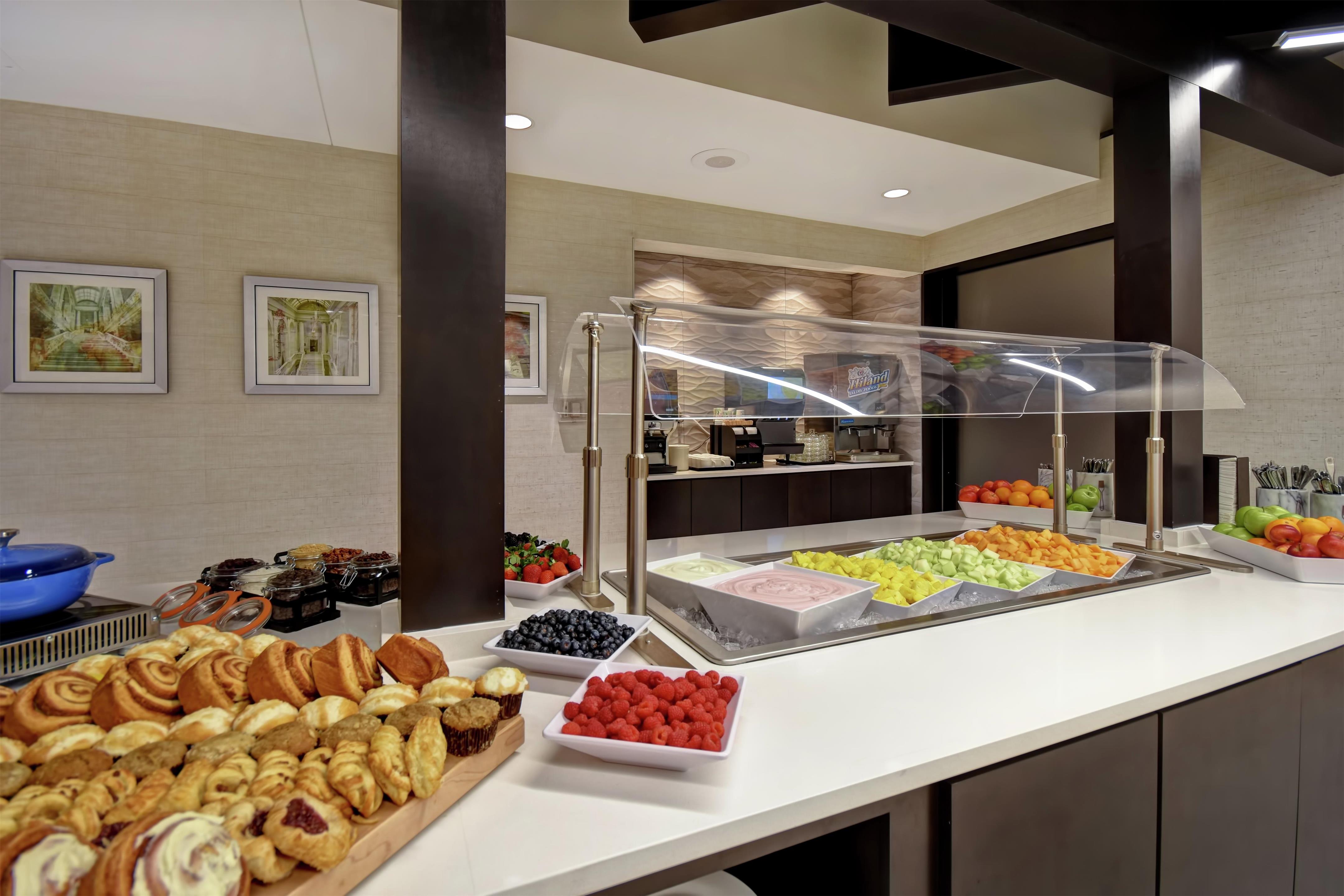 Breakfast Area | Embassy Suites Little Rock