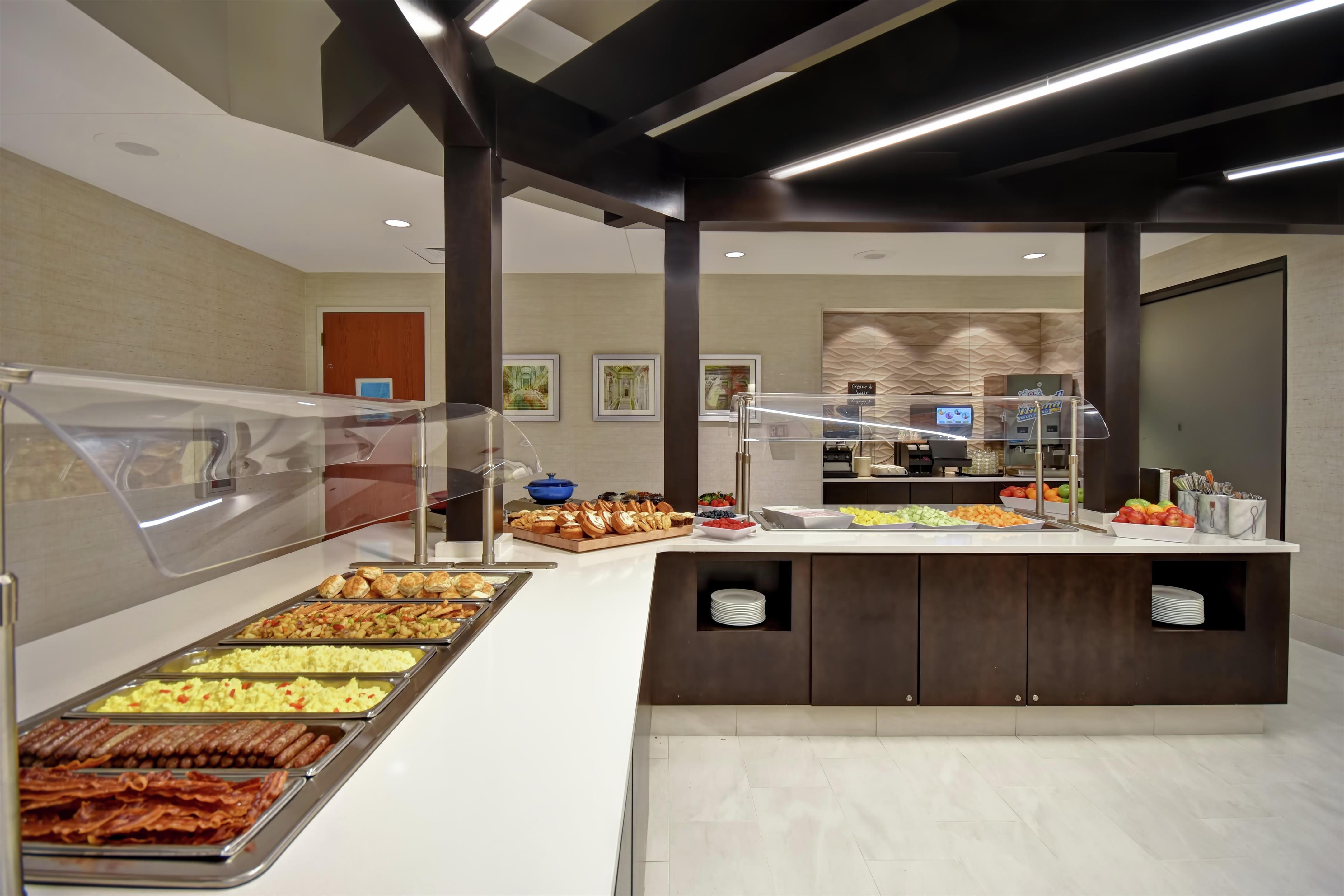 Breakfast Area | Embassy Suites Little Rock