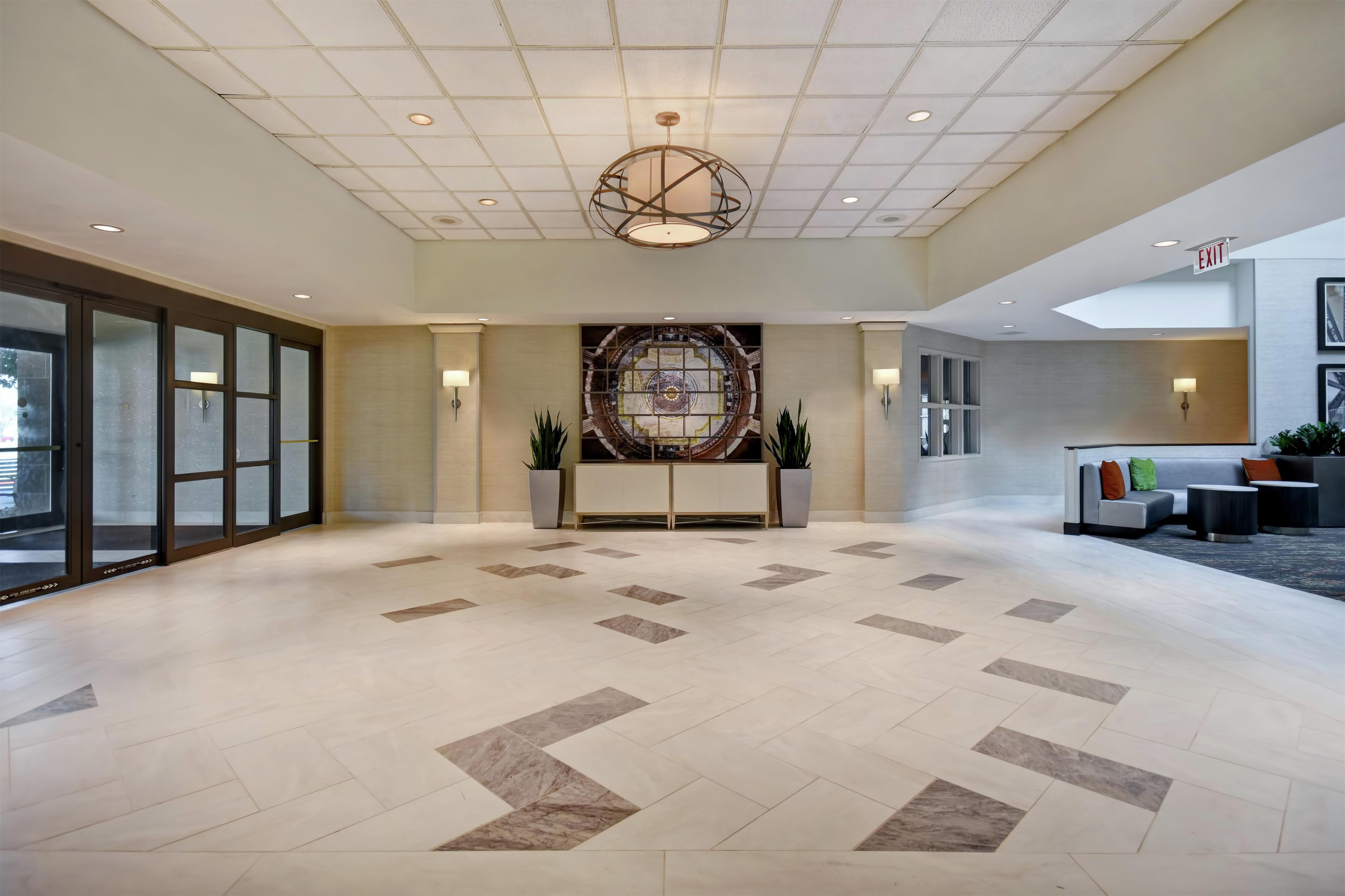 Lobby | Embassy Suites Little Rock
