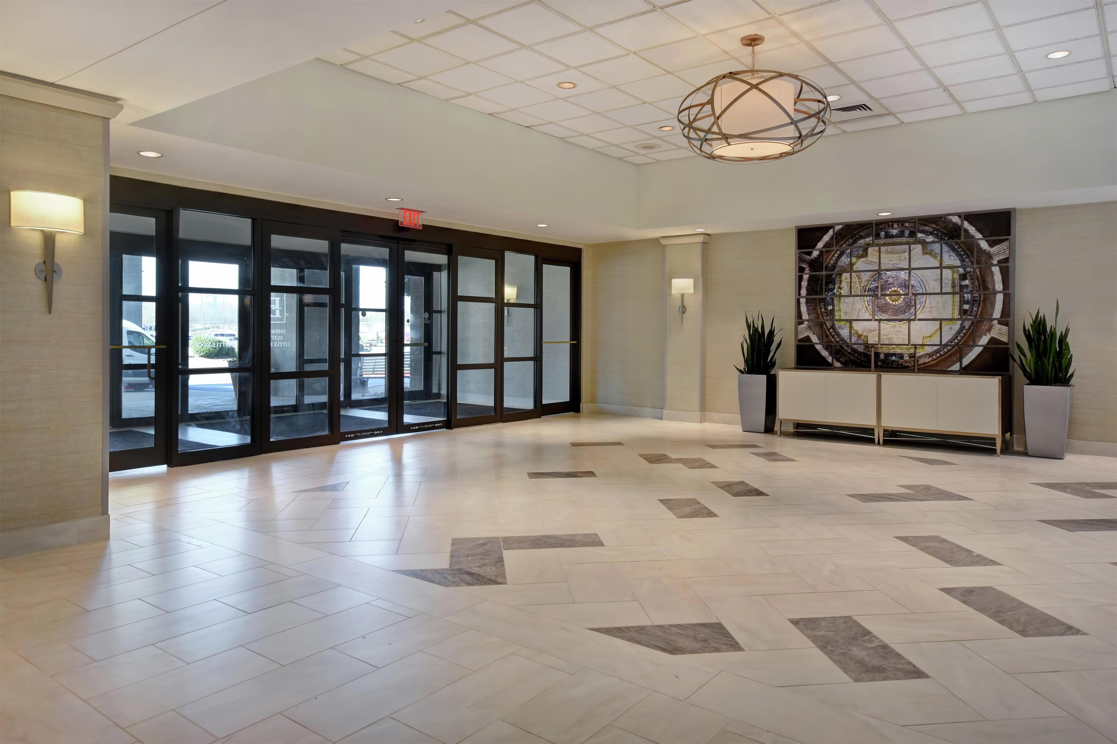 Lobby | Embassy Suites Little Rock